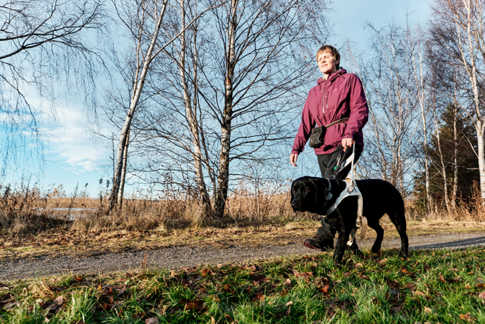 Kvinne med ledsagerhund