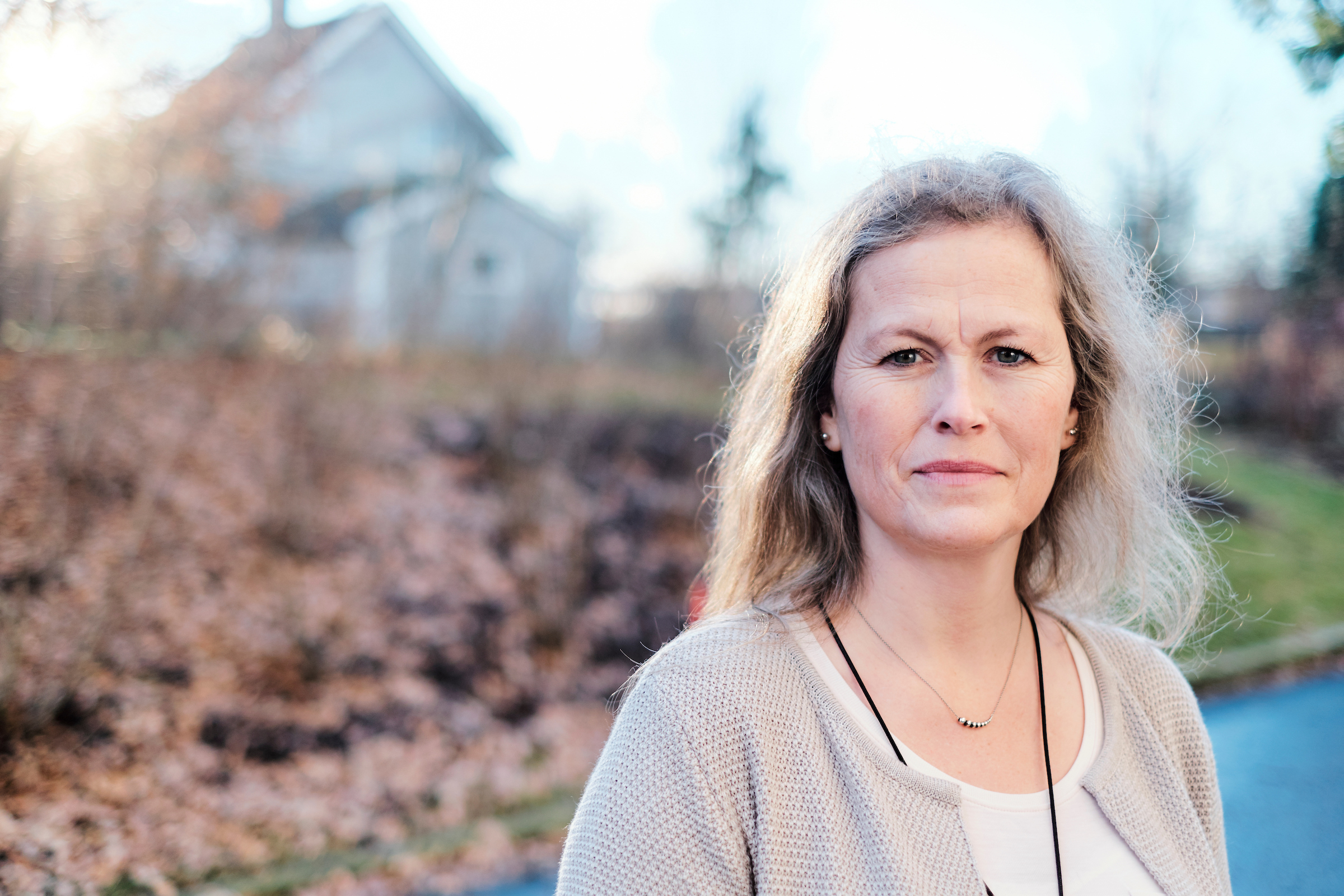 Kvinne som står ute