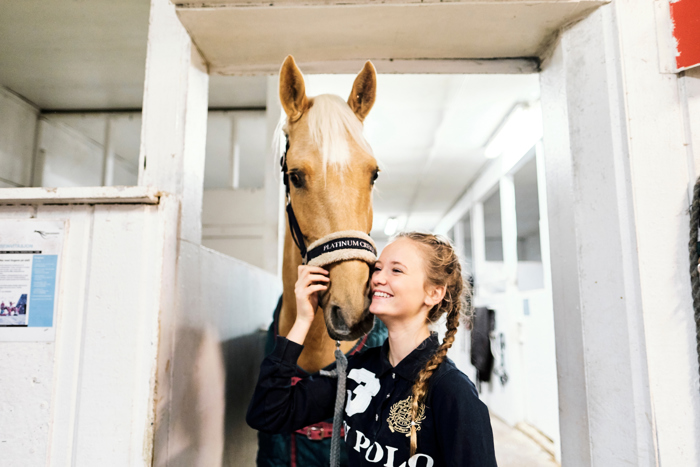 Jente med hest