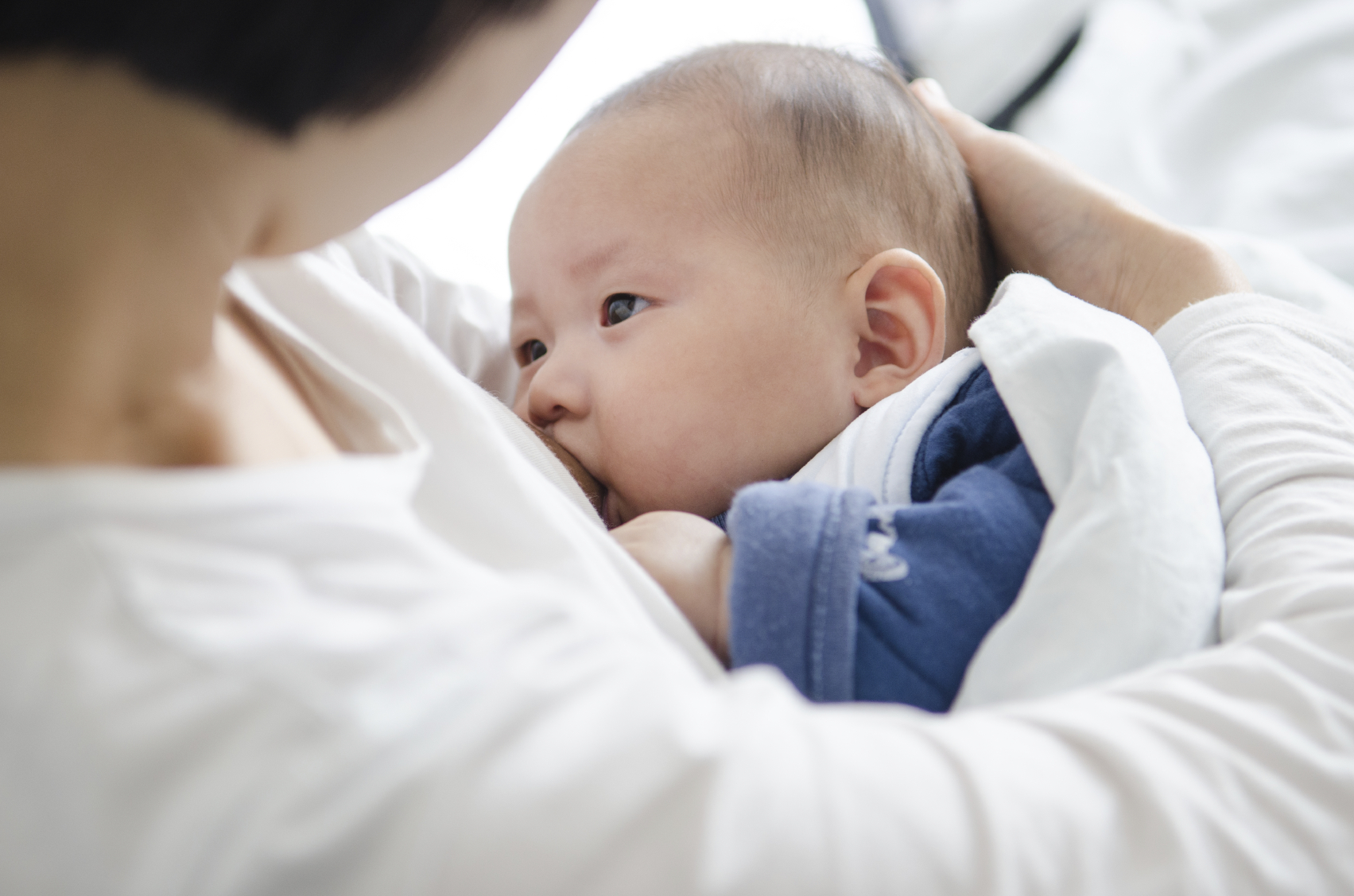Baby får brystmelk