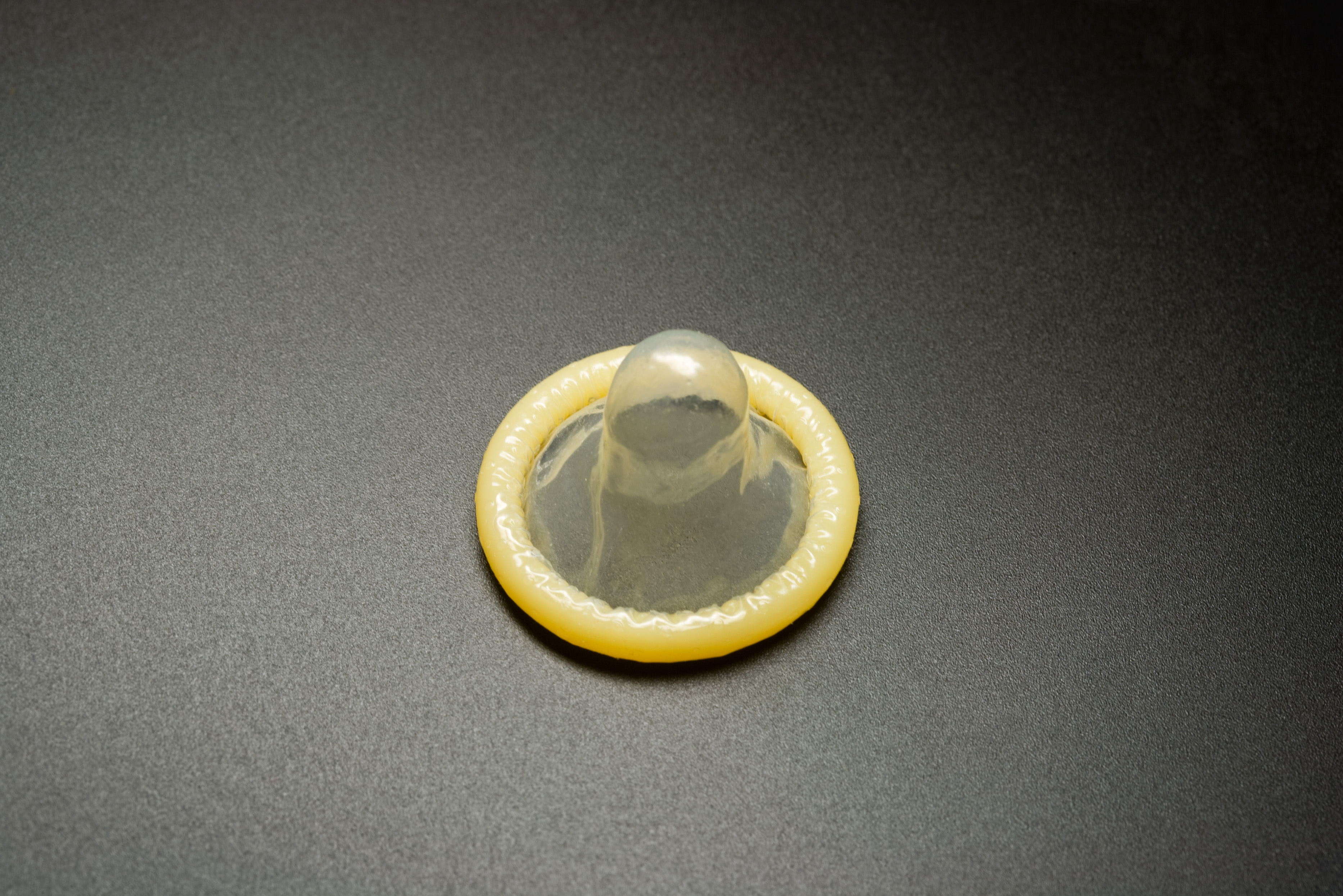 Bilde av korleis eit kondom ser ut.