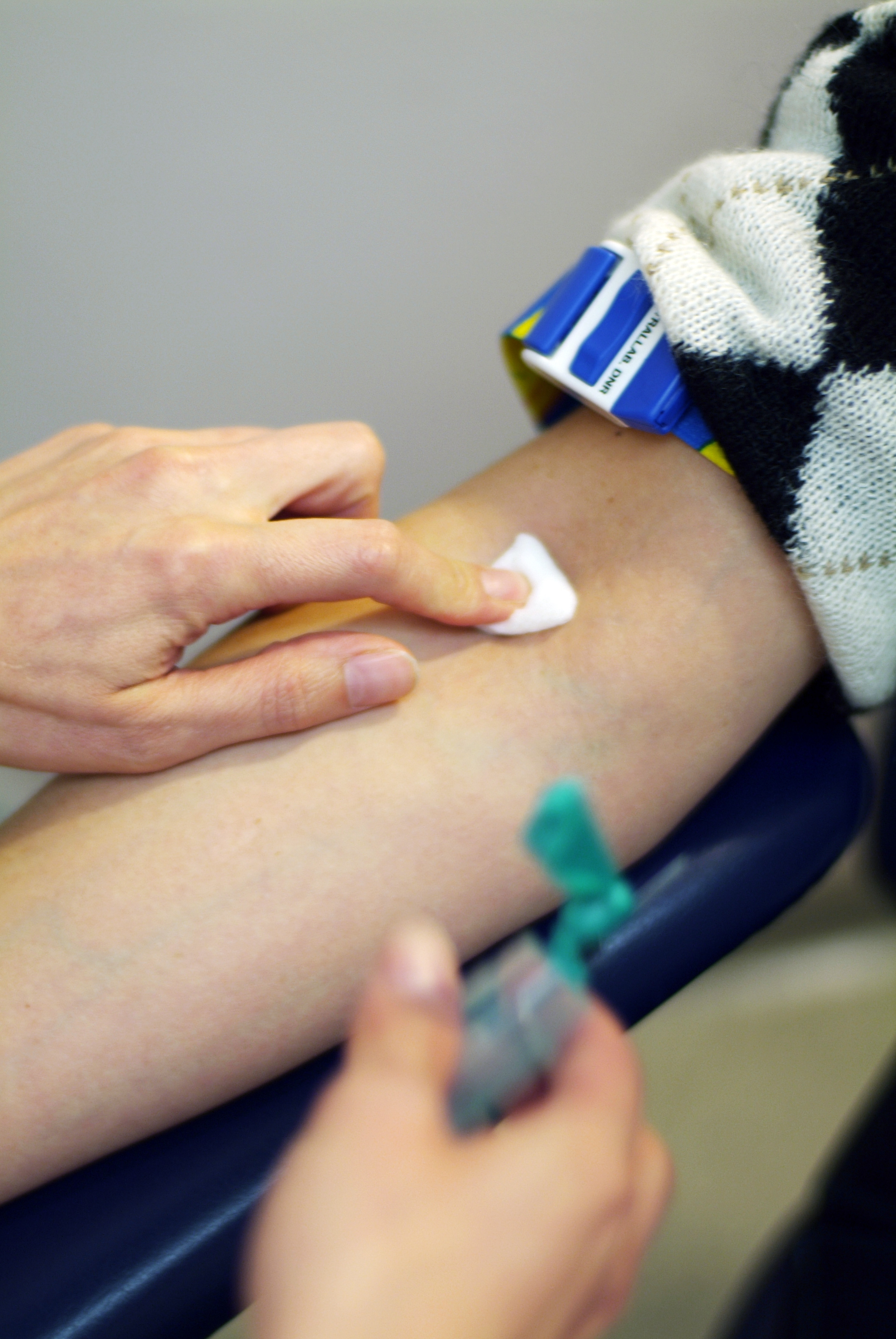 Bilde av en arm der en blodprøve blir tatt.