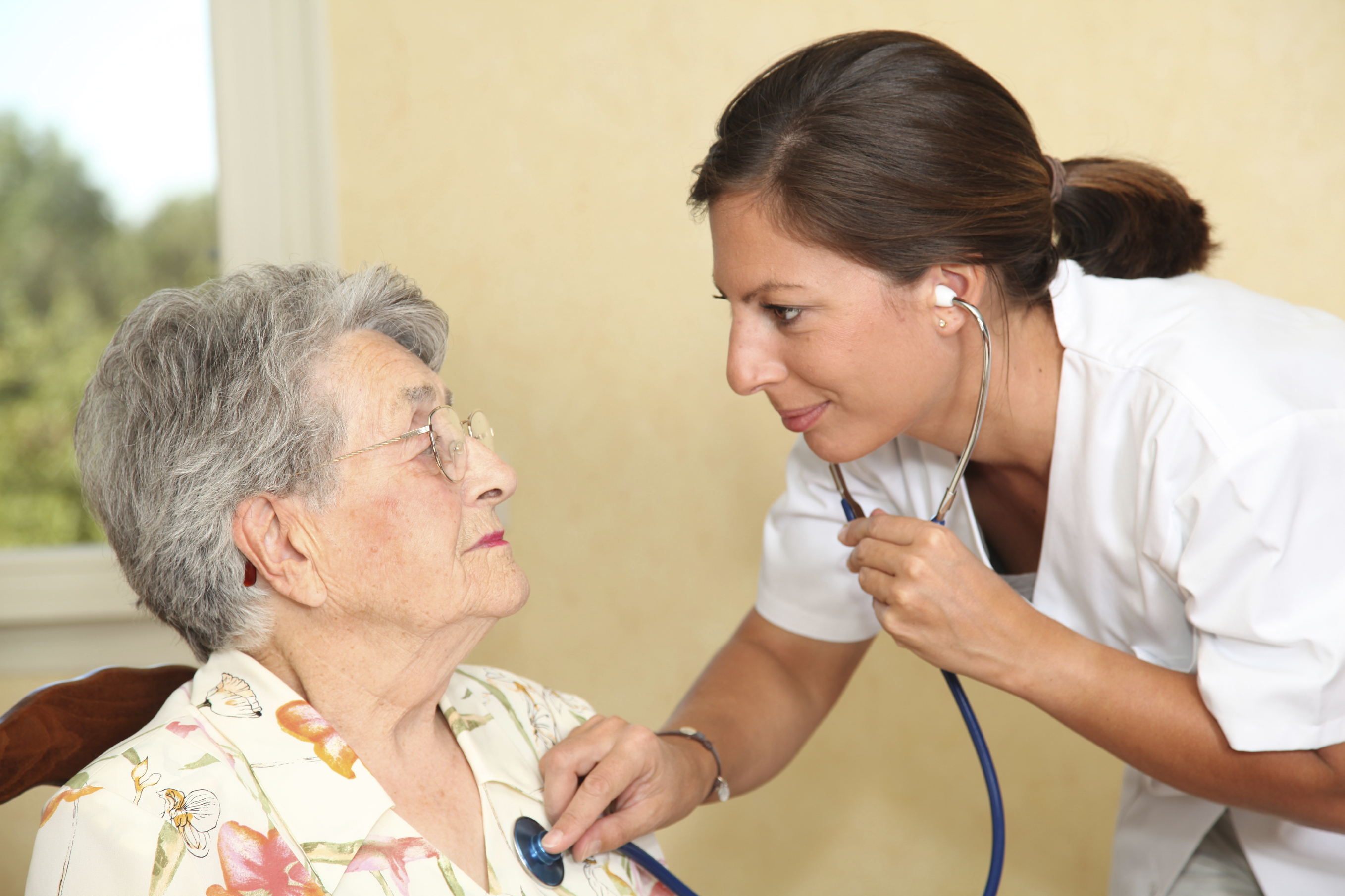 Illustrasjonsbilde av helsepersonell med stetoskop som lytter på hjertet til en eldre dame.