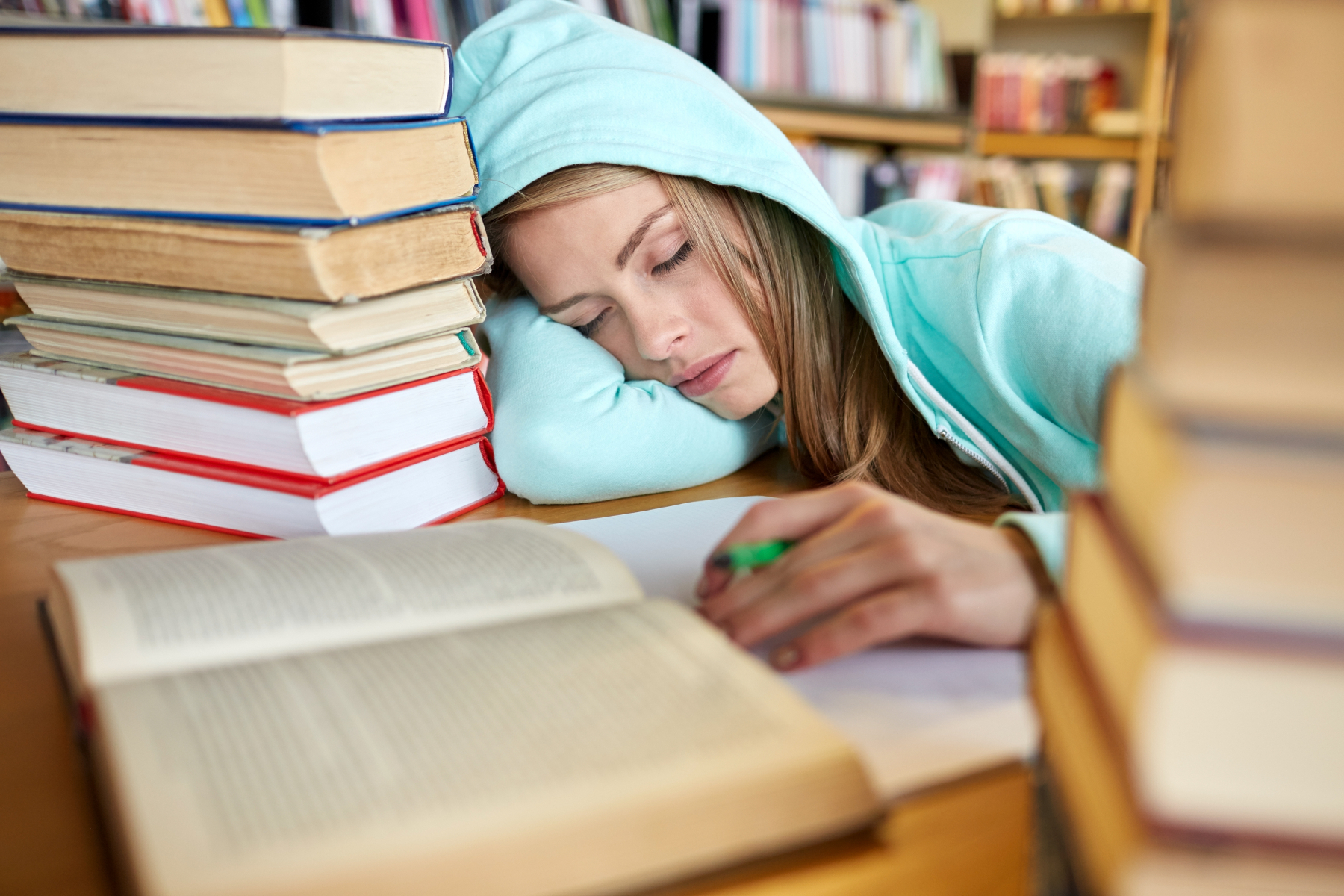 Bilde av kvinne som sover på biblioteket