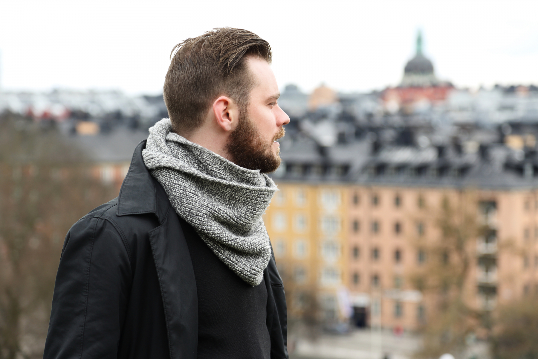 mann ser utover byen