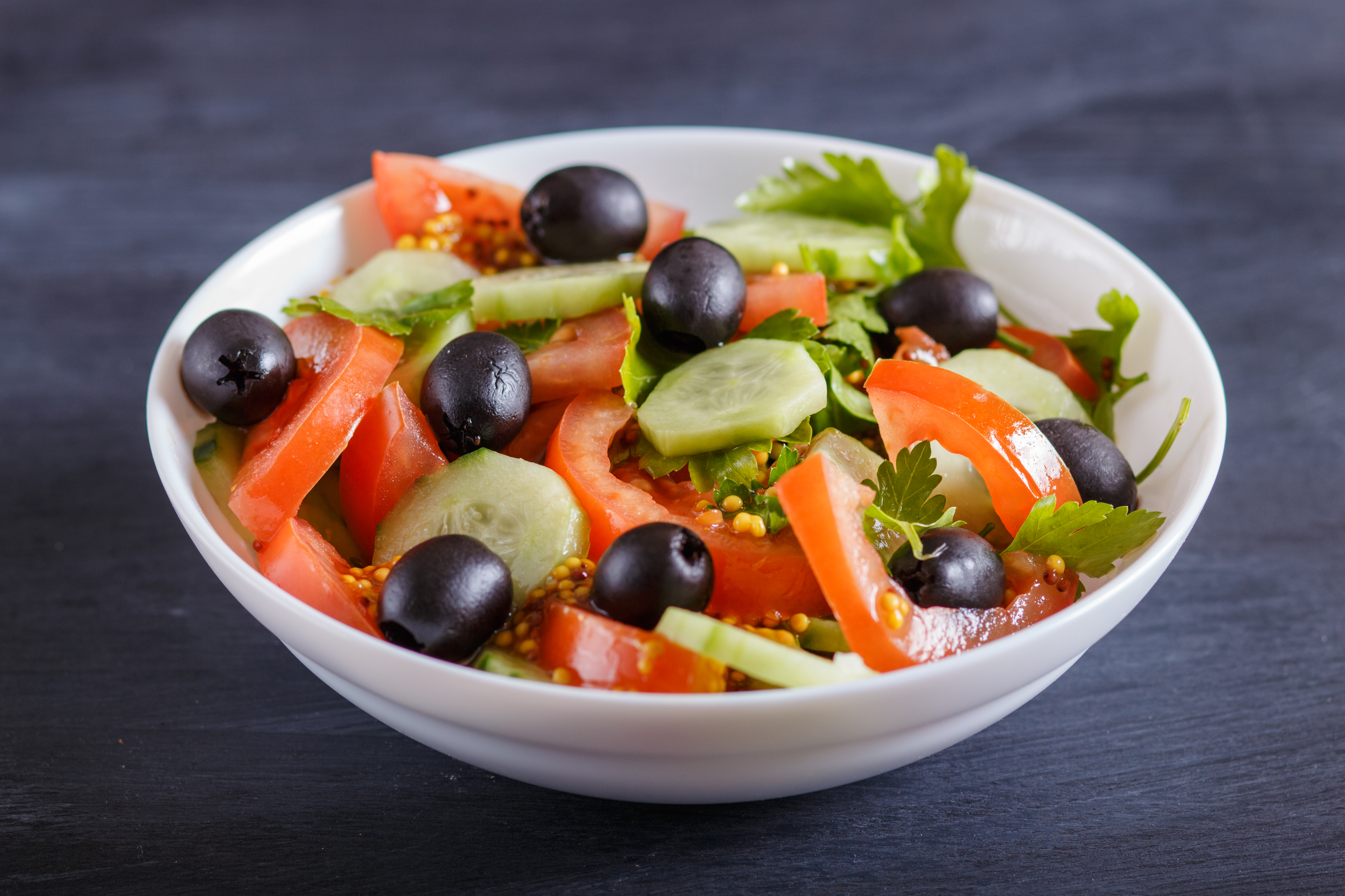 Agurk, tomat og oliven er blant de matvarene som kan brukes ved irritabel tarmsyndrom.