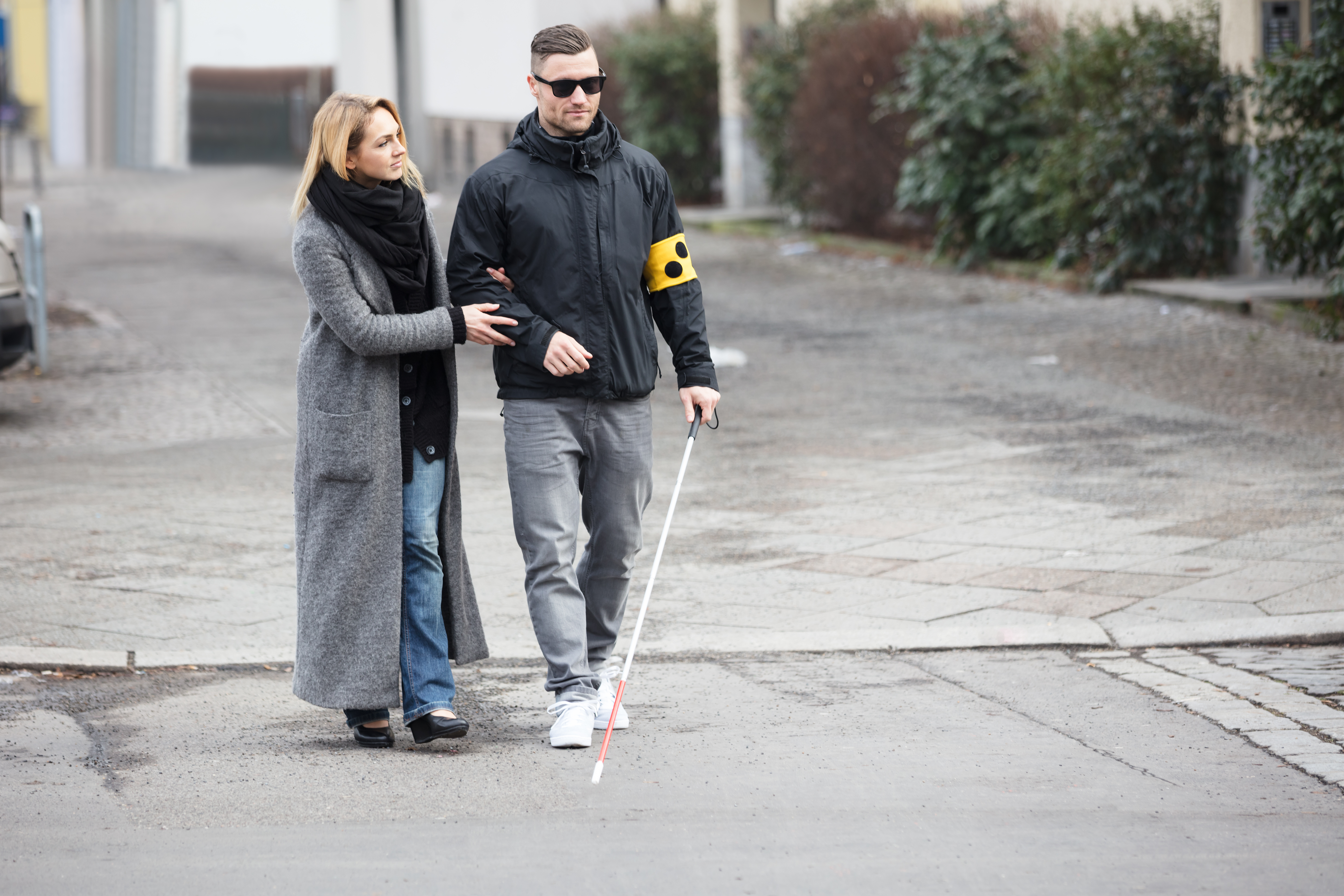 Dame assisterer blind mann