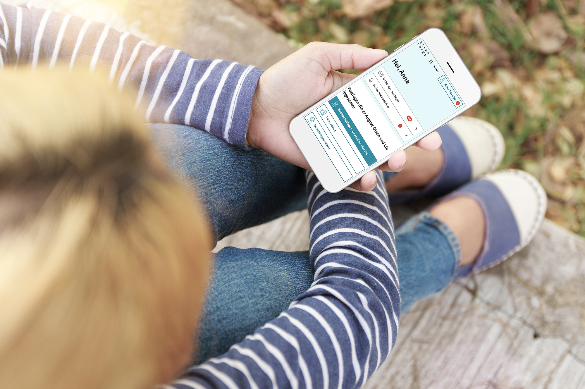 Kvinne ser på Helsenorge på mobil