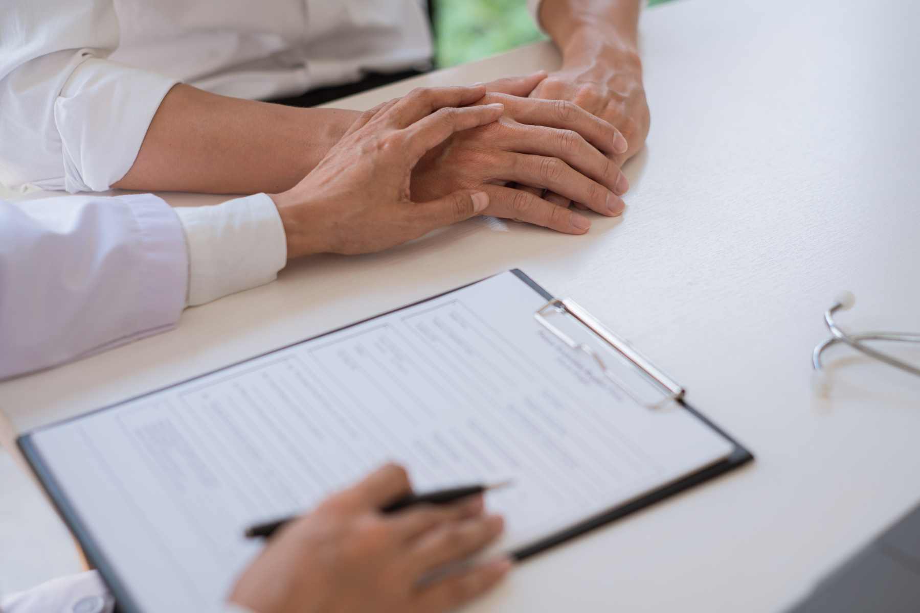 En pasient får en diagnose hos legen