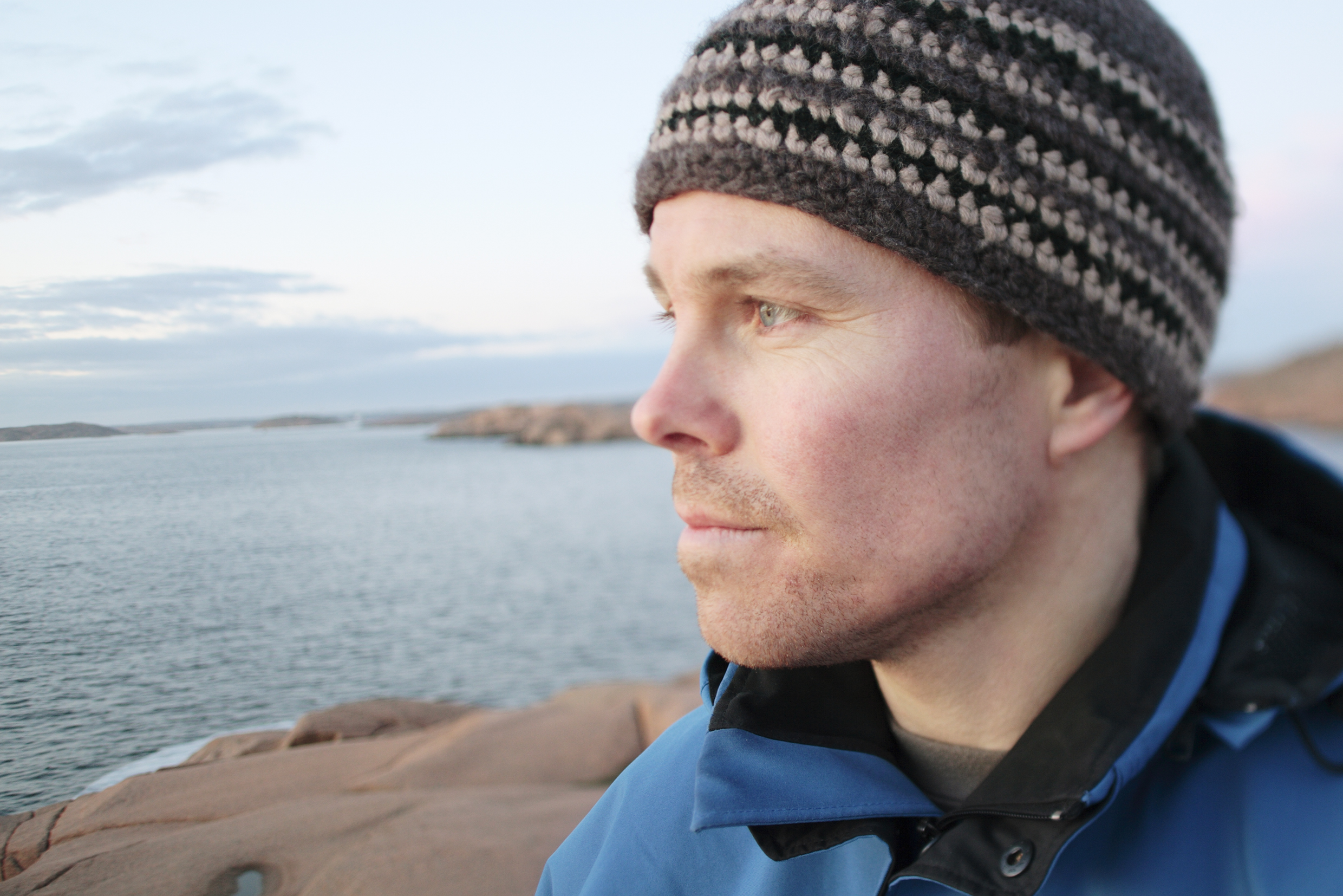 Mann som ser utover havet.