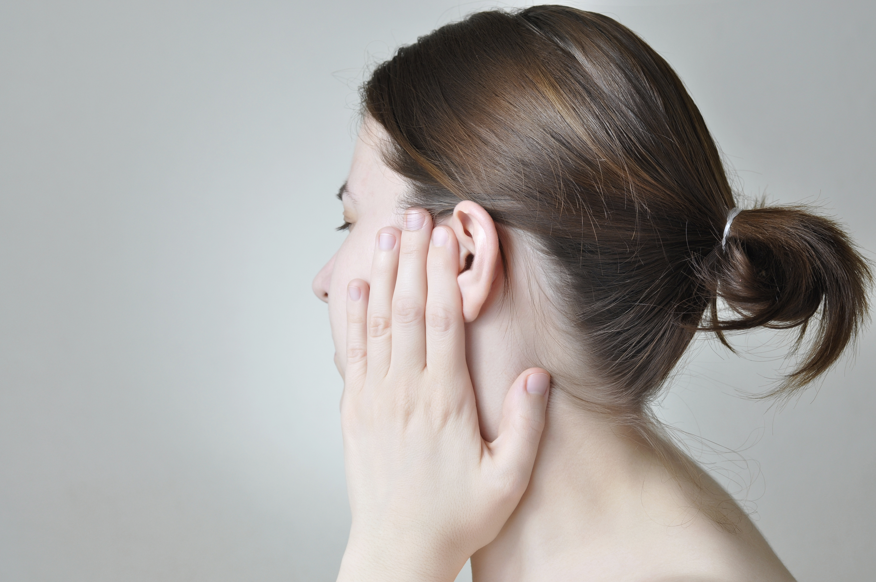 Bilde av kvinne som tar på øret sitt