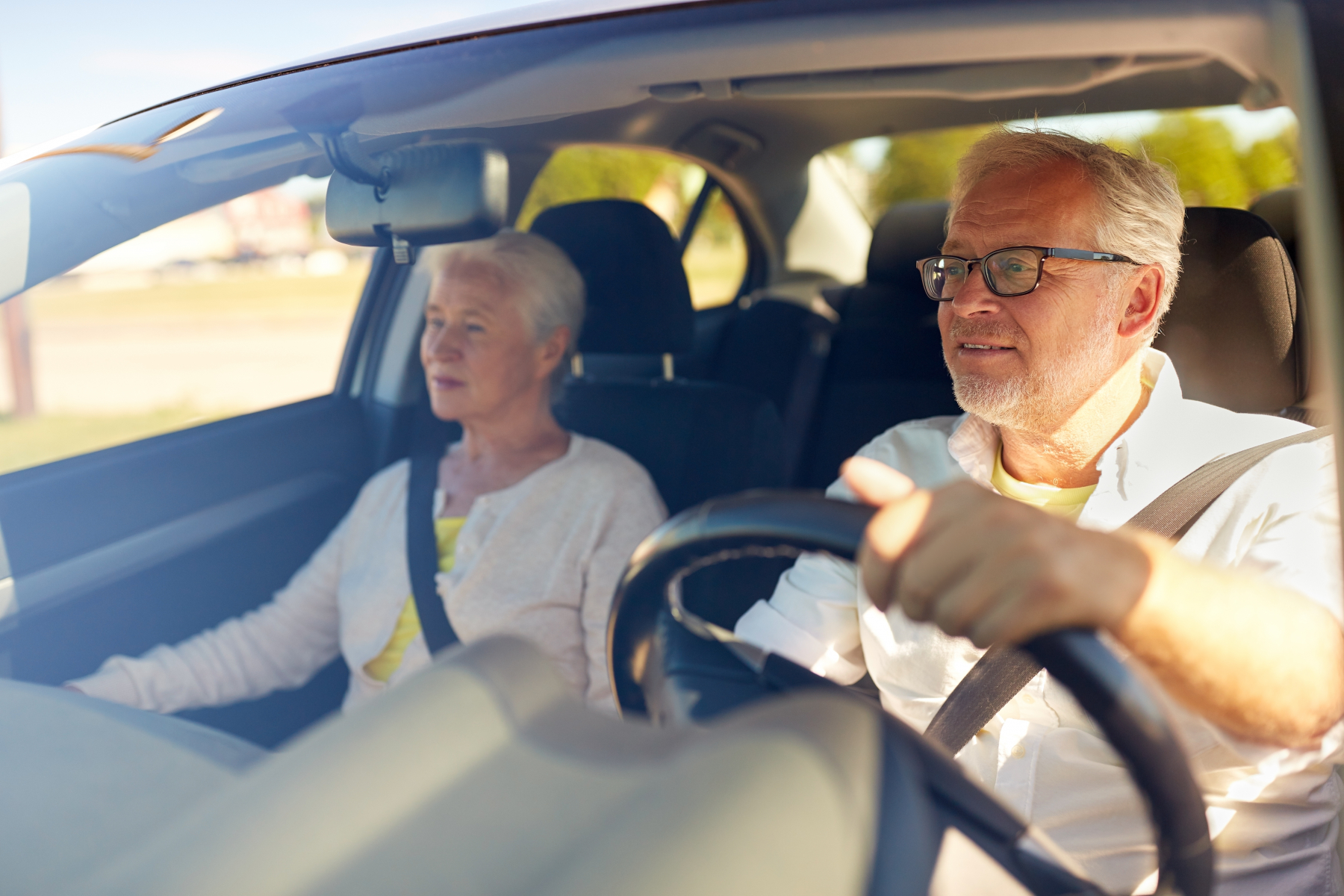 Eldre par kjører bil