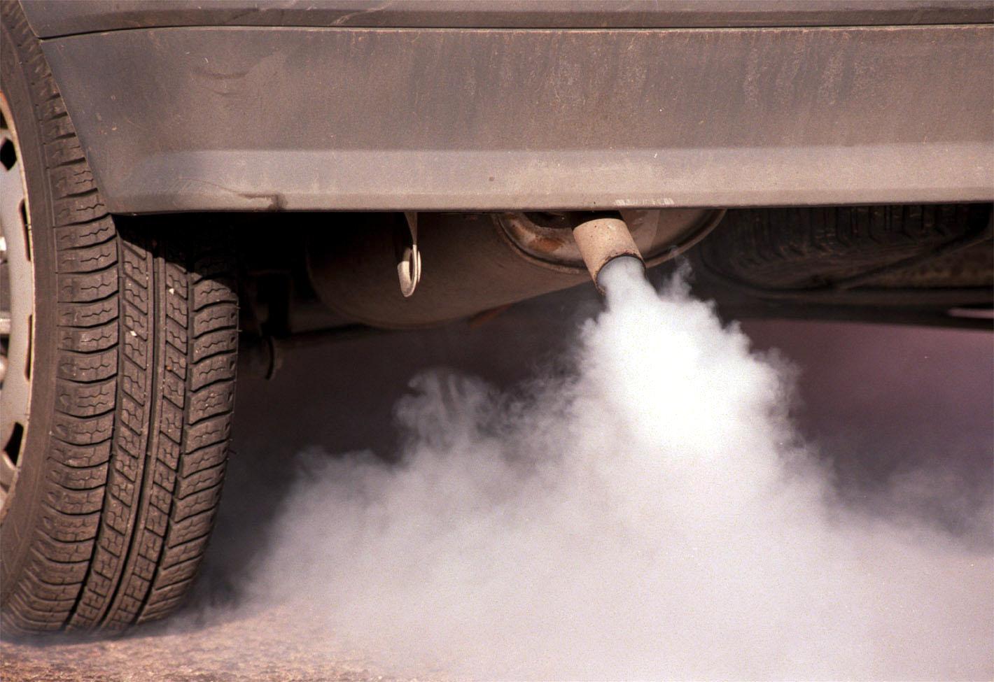 Karbonmonoksid er en svært giftig gass, kommer ut av eksosrør på bil