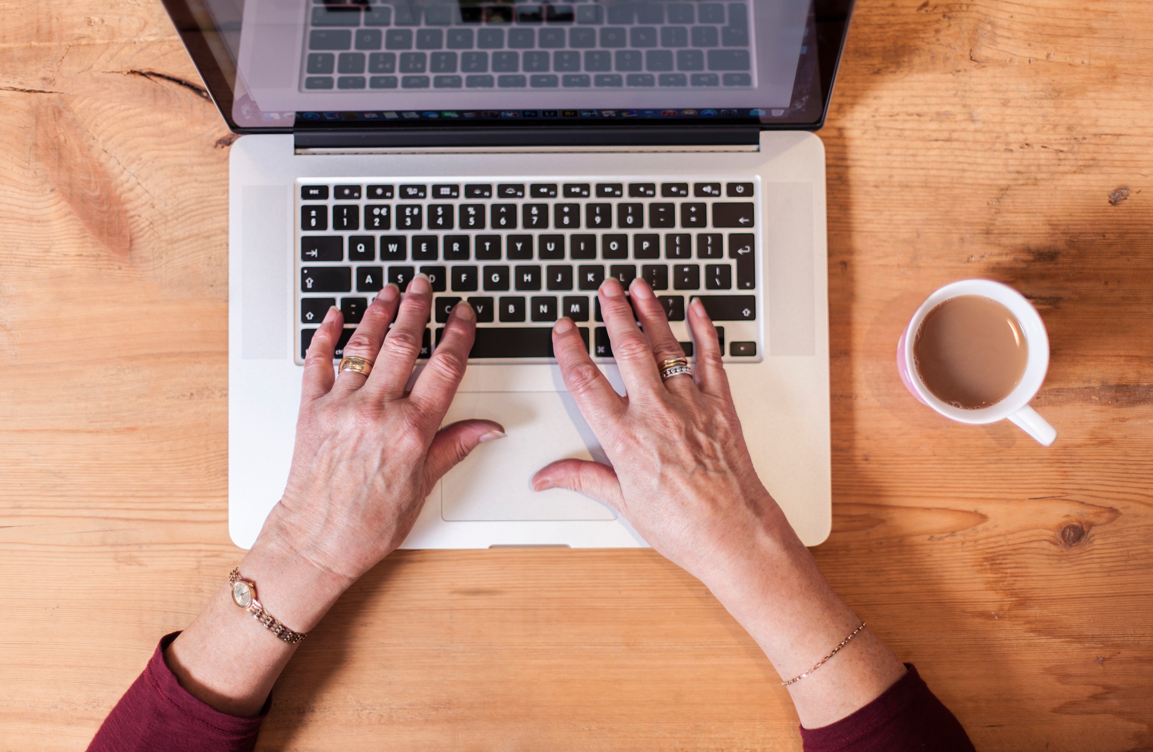 Eldre kvinne bruker tastatur