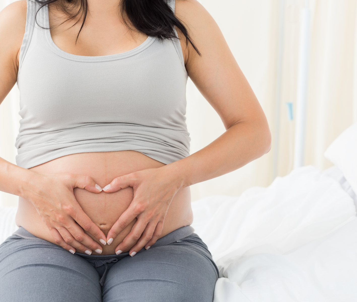 Gravid holder på magen sin