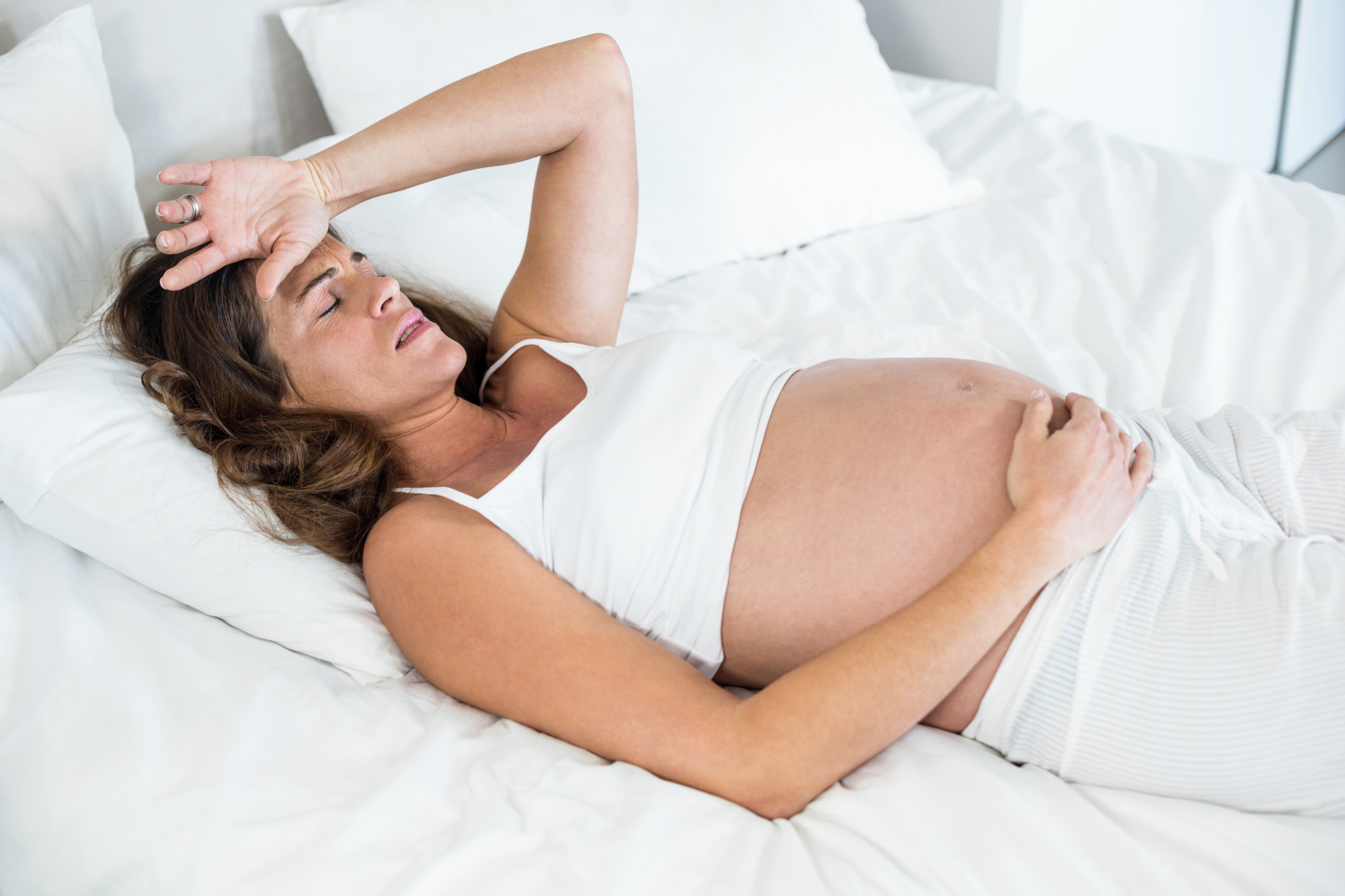 Gravid kvinne med hodepine