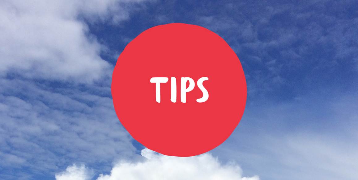 Rød figur med ordet "tips" i hvite bokstaver.