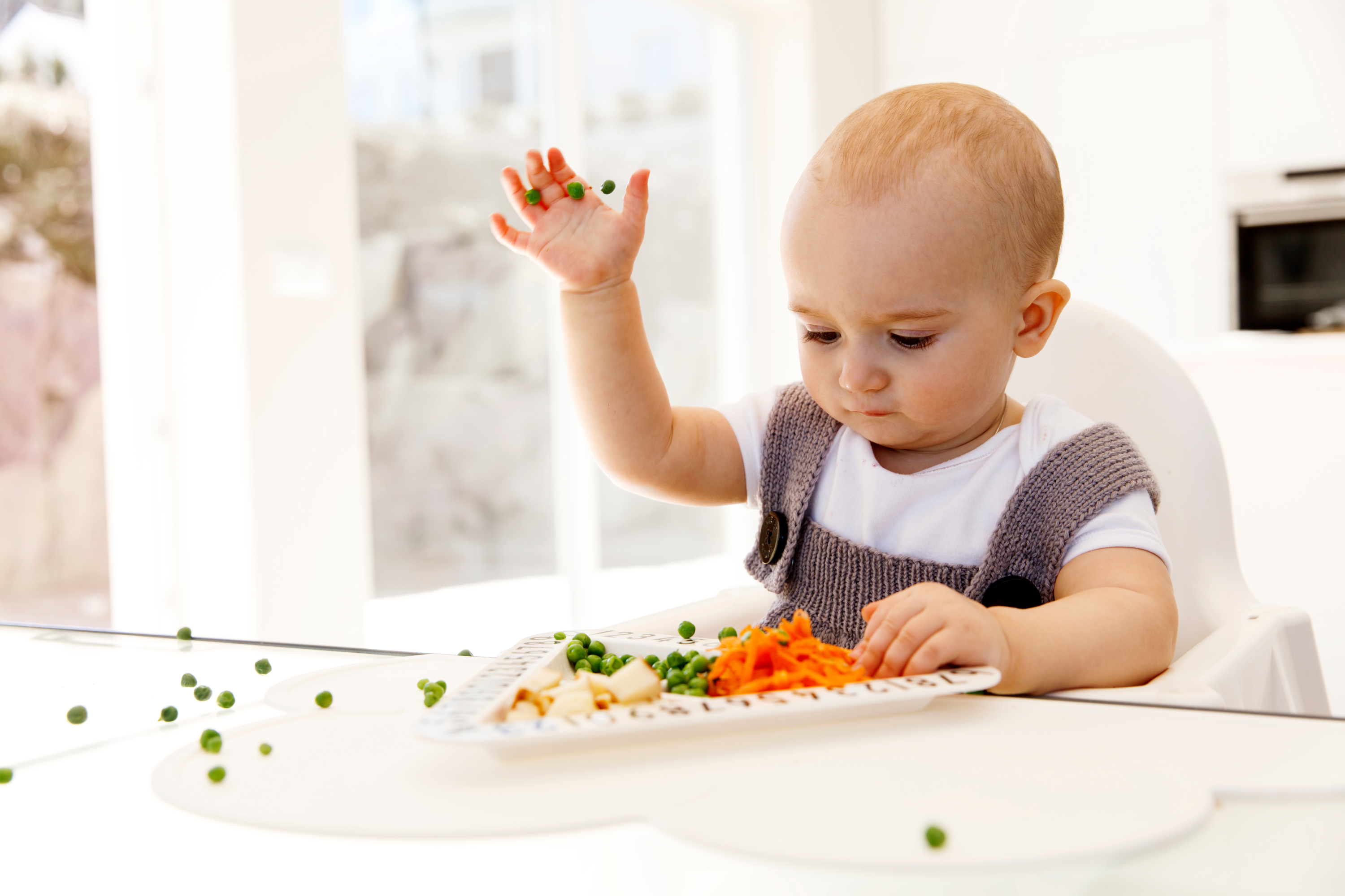 Baby smaker på erter