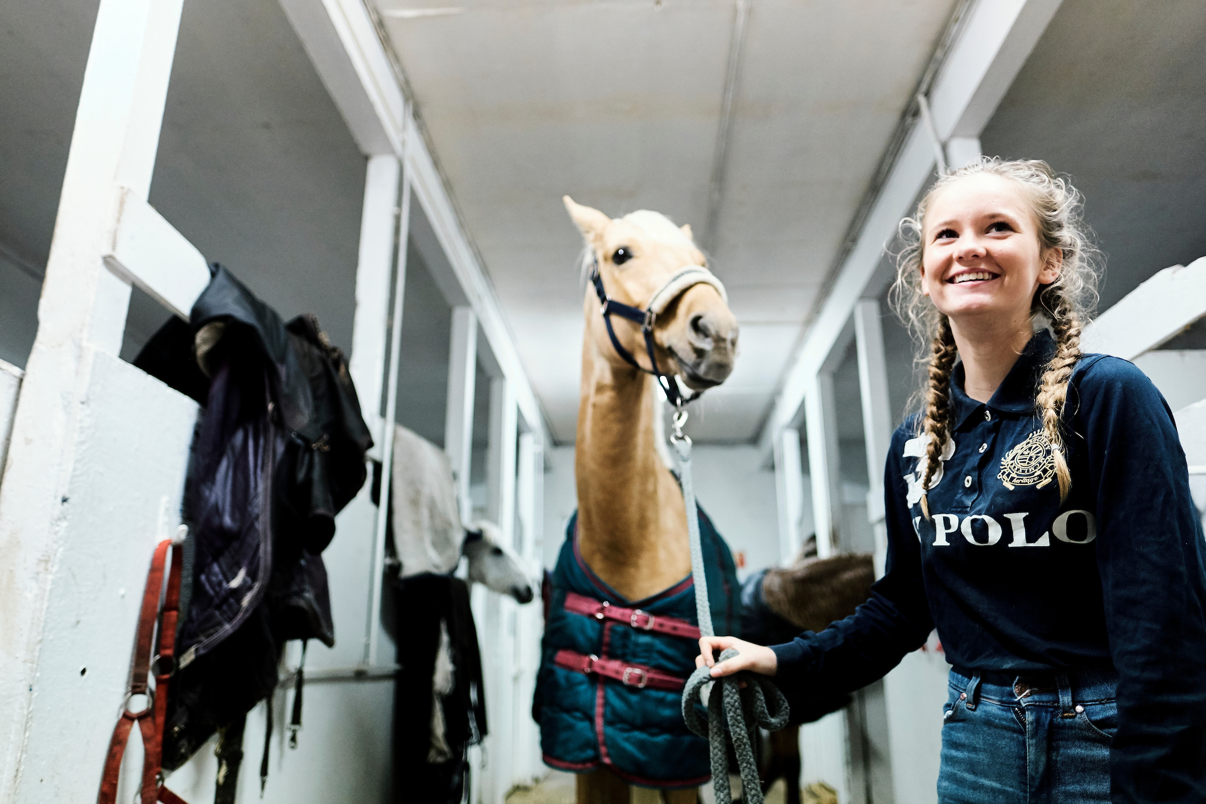 Jente i stall med hest