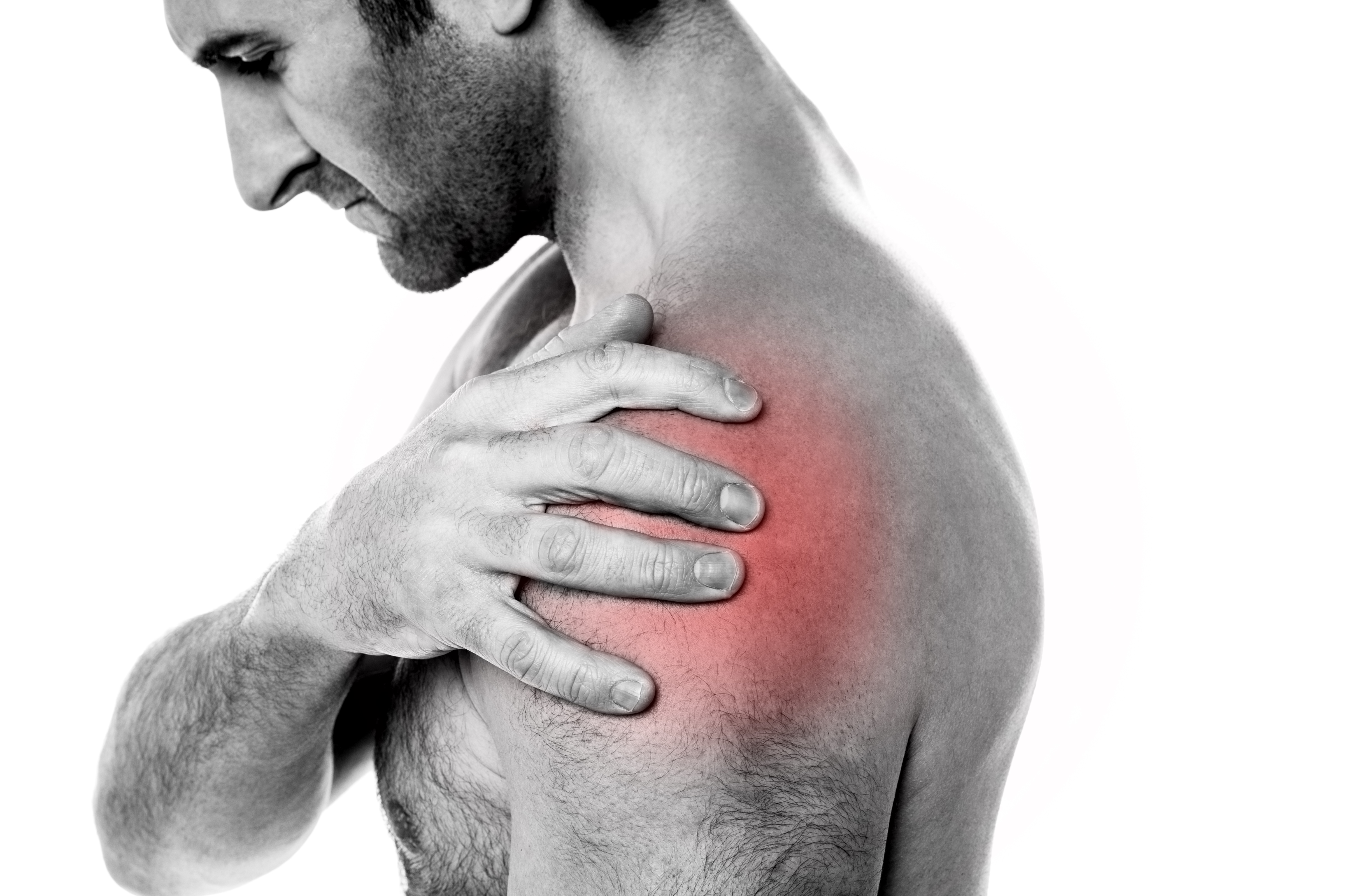 Bilde av en mann som holder seg på skulderen. Skulderleddet er markert rødt for å vise hvor smerten kan sitte.