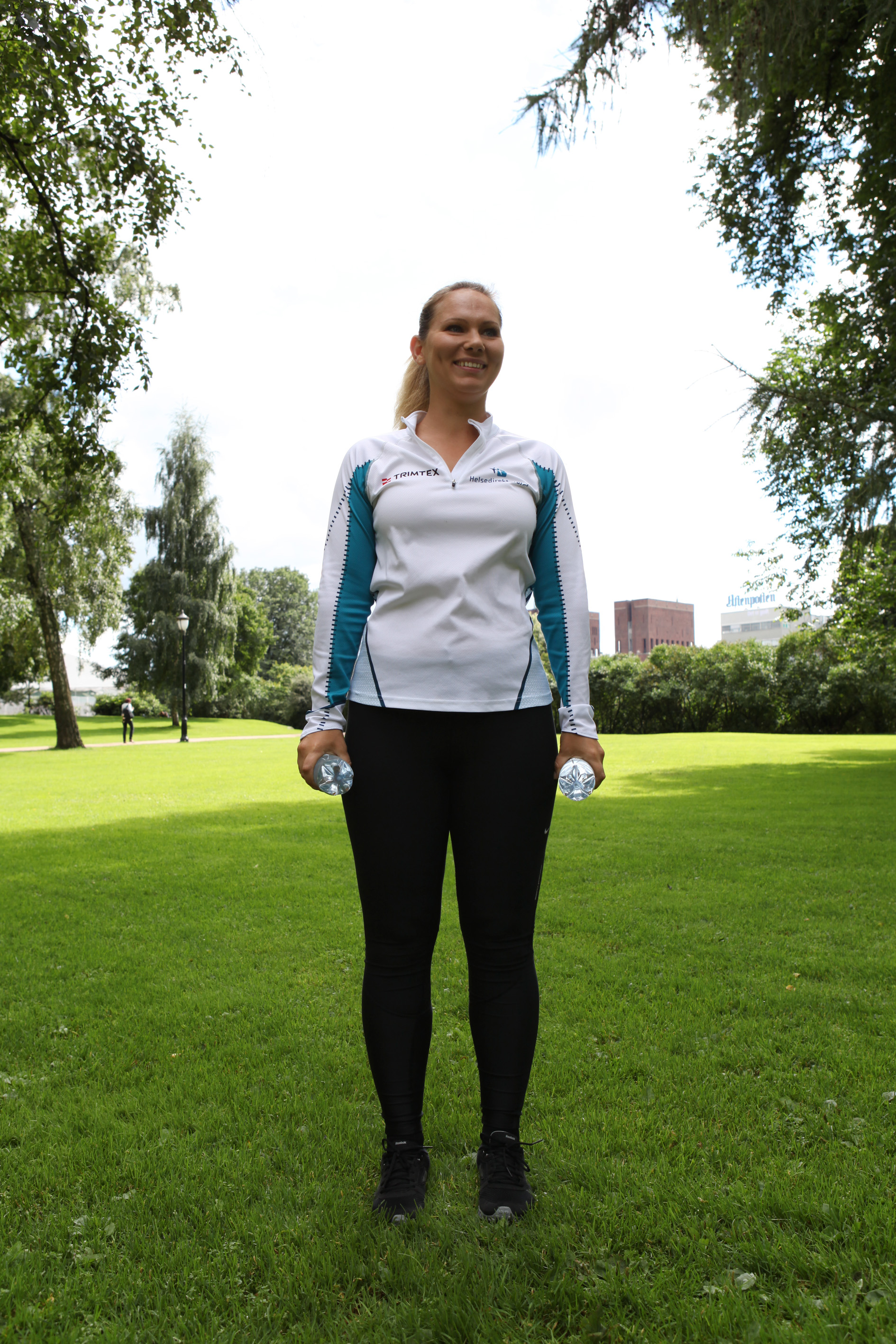 Kvinne holder armene nede langs kroppen
