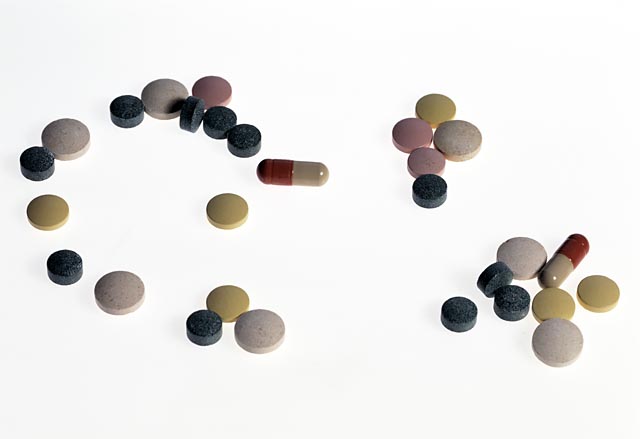 Illustrasjonsbilde som viser kosttilskudd tabletter og kapsler