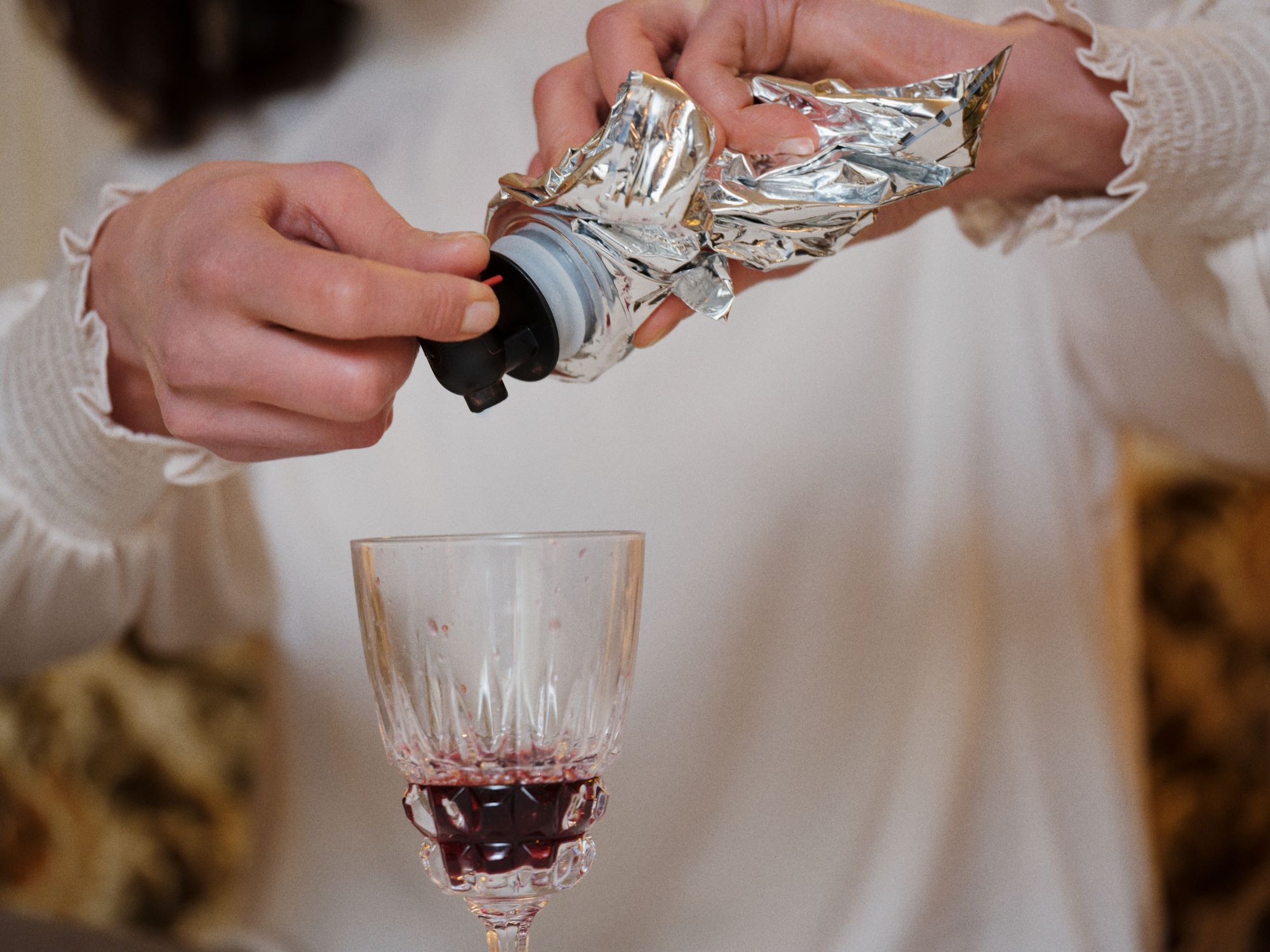 Helling av vin fra en vinpose