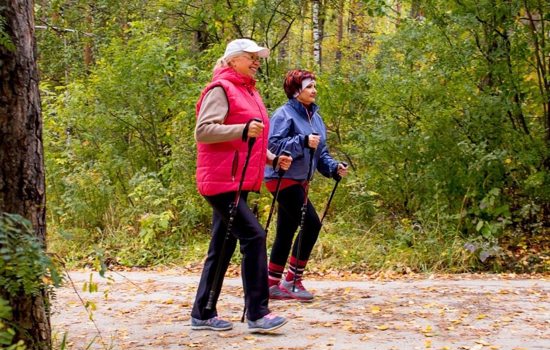 Kvinner går tur i skogen