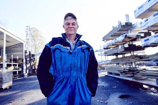 Smilende mann på byggeplass