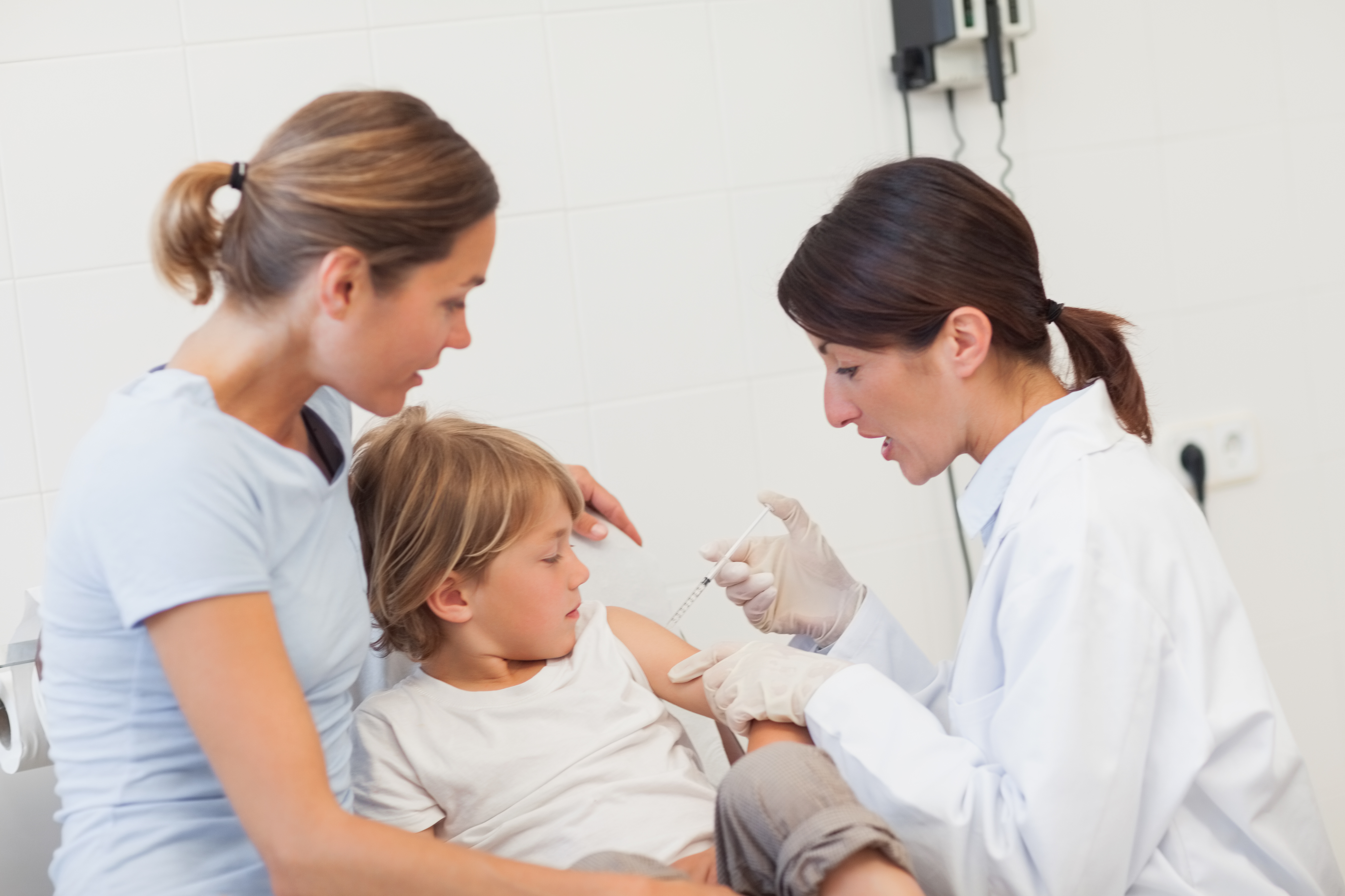 Barn får vaksine av helsesykepleier