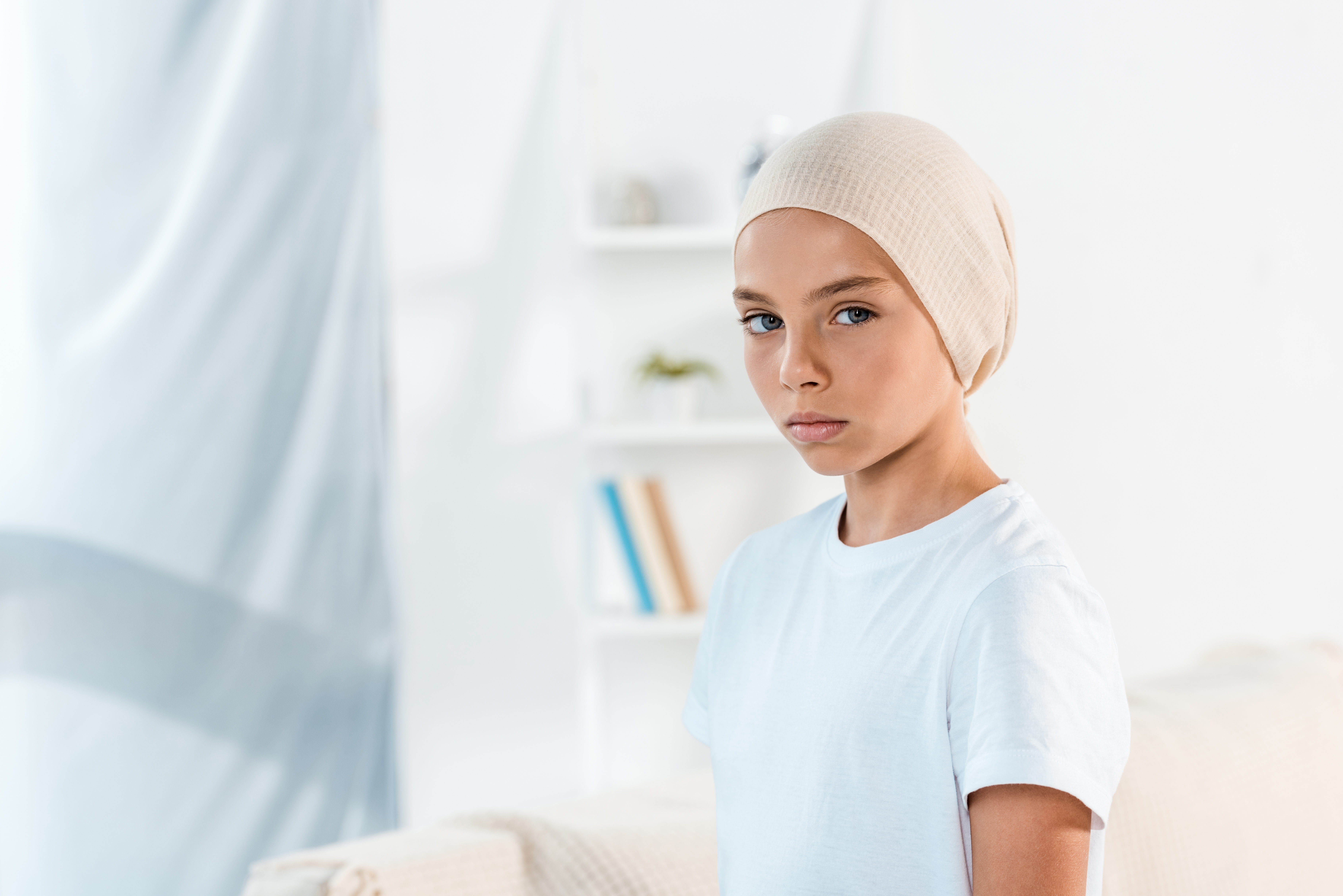 Kreftsyk jente med skjerf