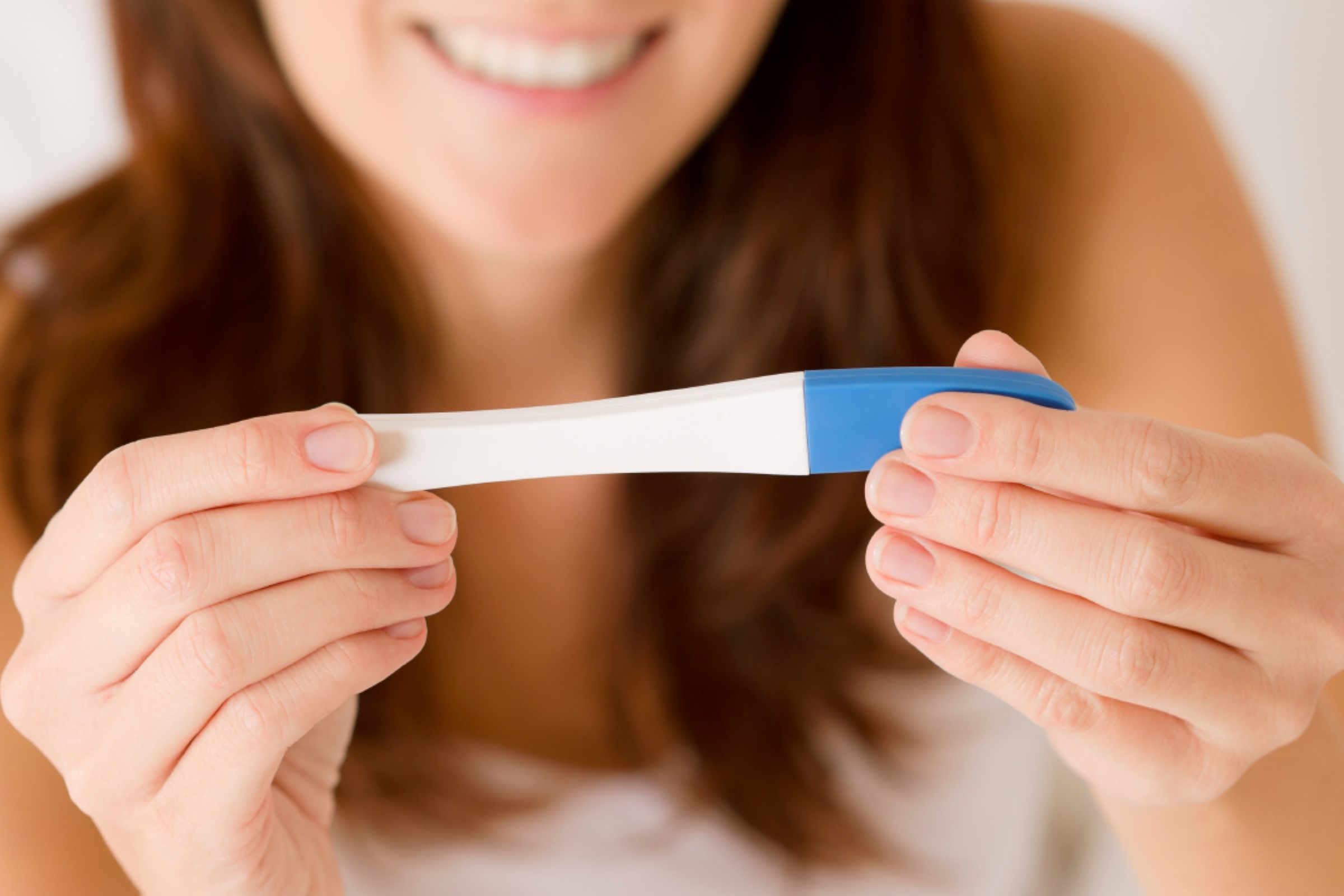 Kvinne holder graviditetstest