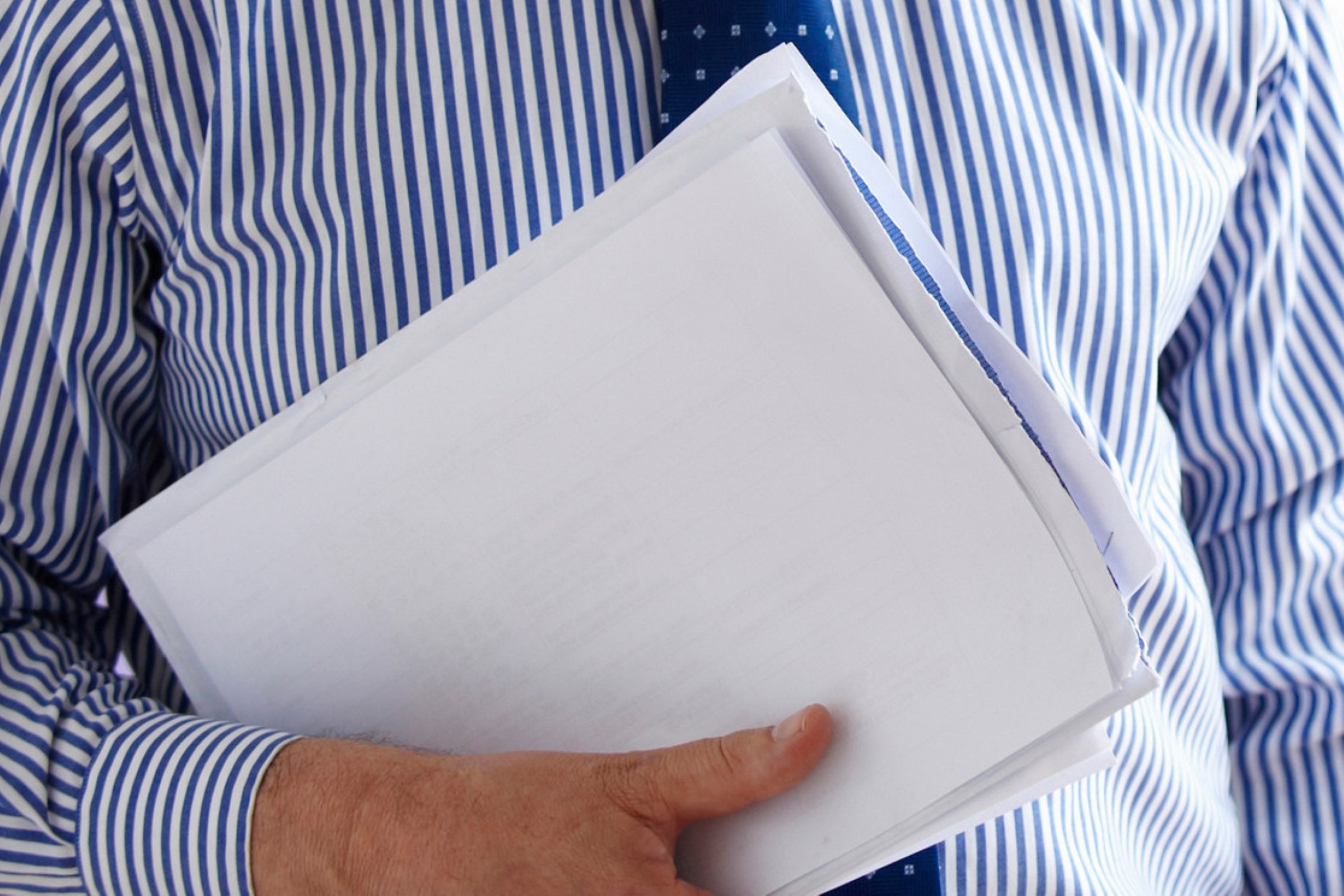 Mann som holder journalen sin