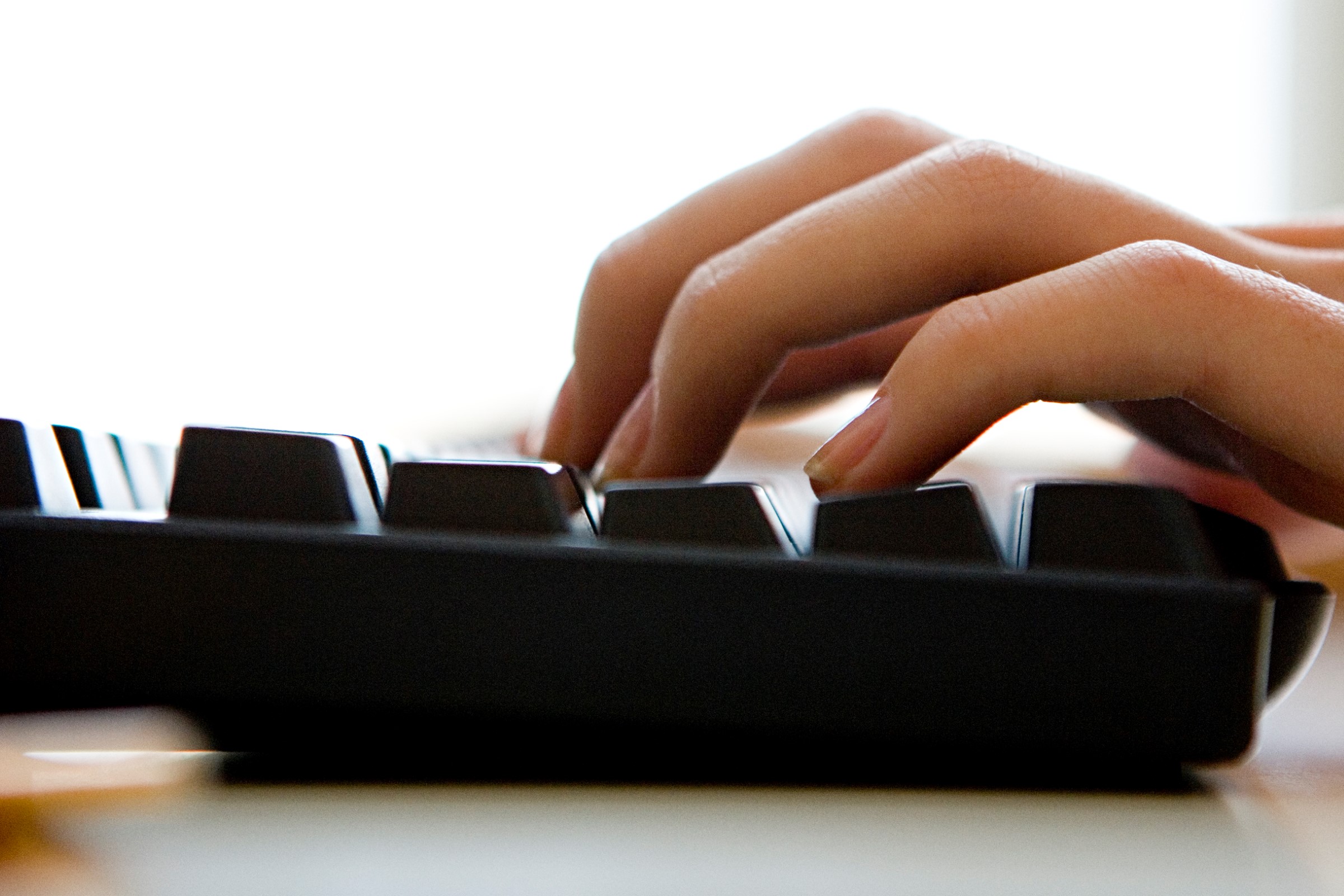 Fingre på tastatur