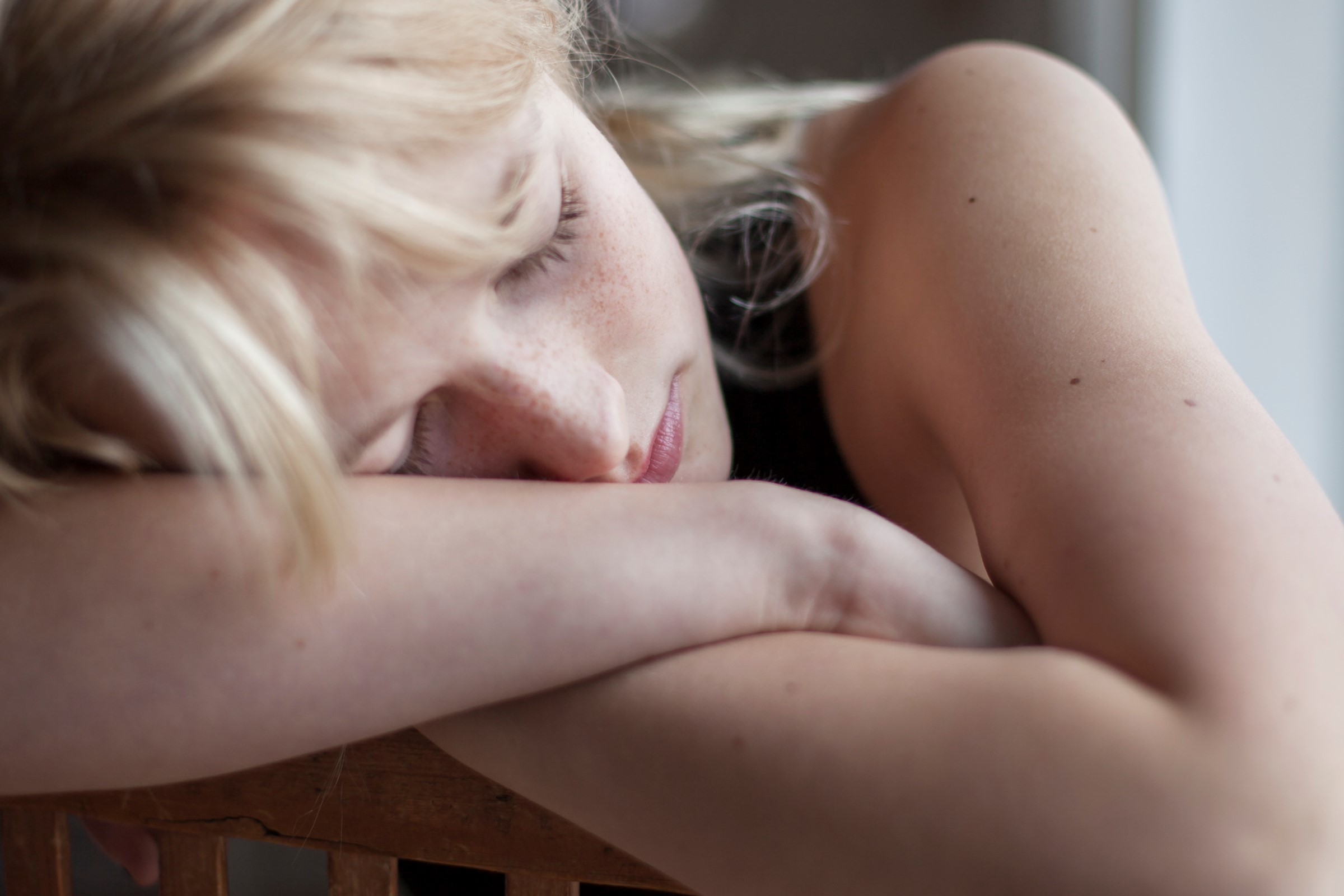 Sliten jente med fatigue