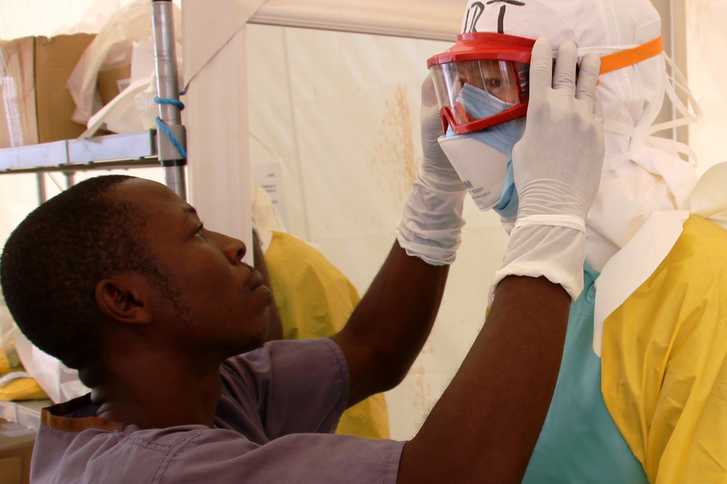Eboladrakten er viktig for å unngå at helsepersonell smittes når de hjelper smittede.