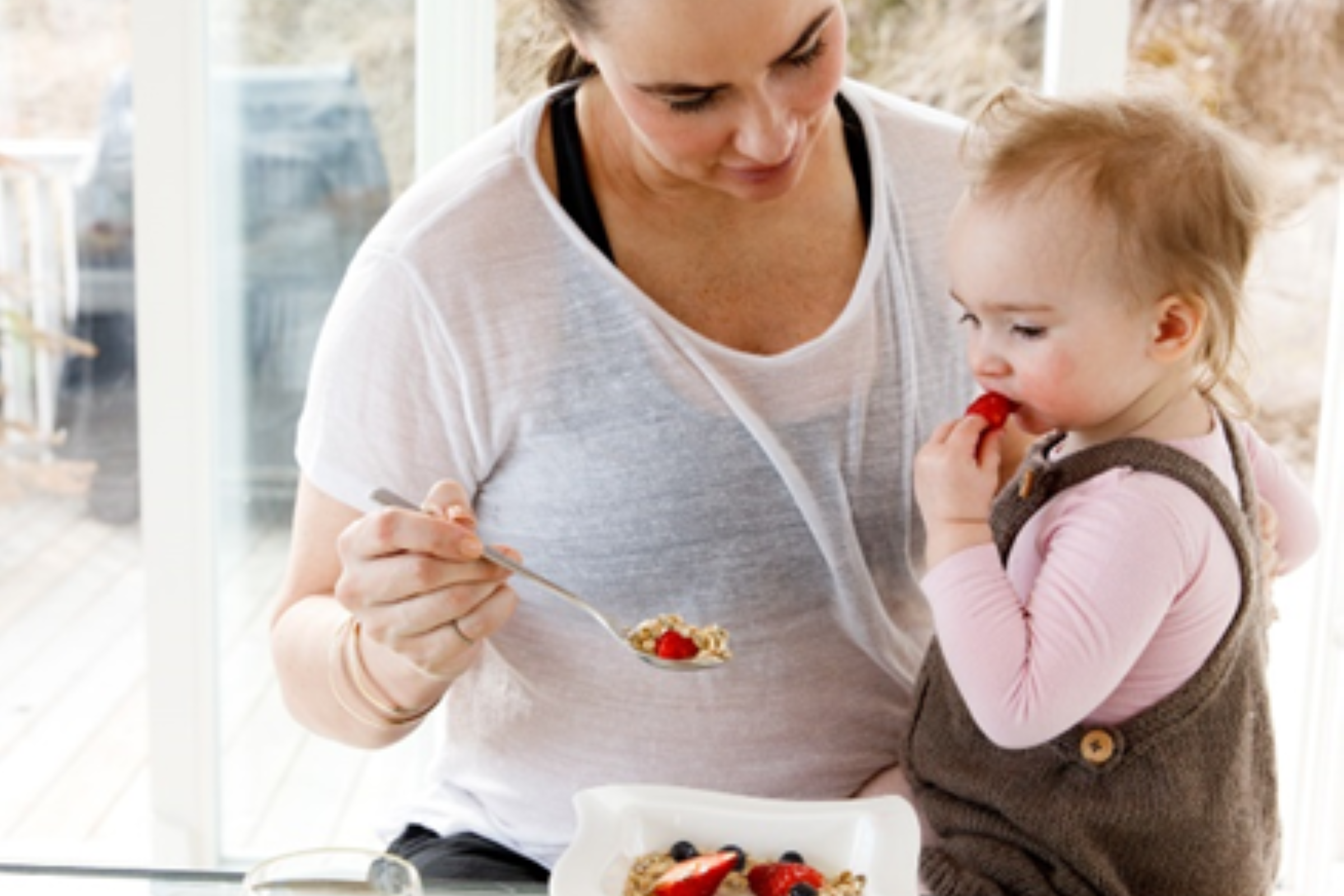 Mor som venter sitt andre barn spiser vegetarmat