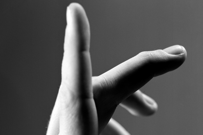 Triggerfinger gjør at fingeren din henger seg opp i bøyd stilling.