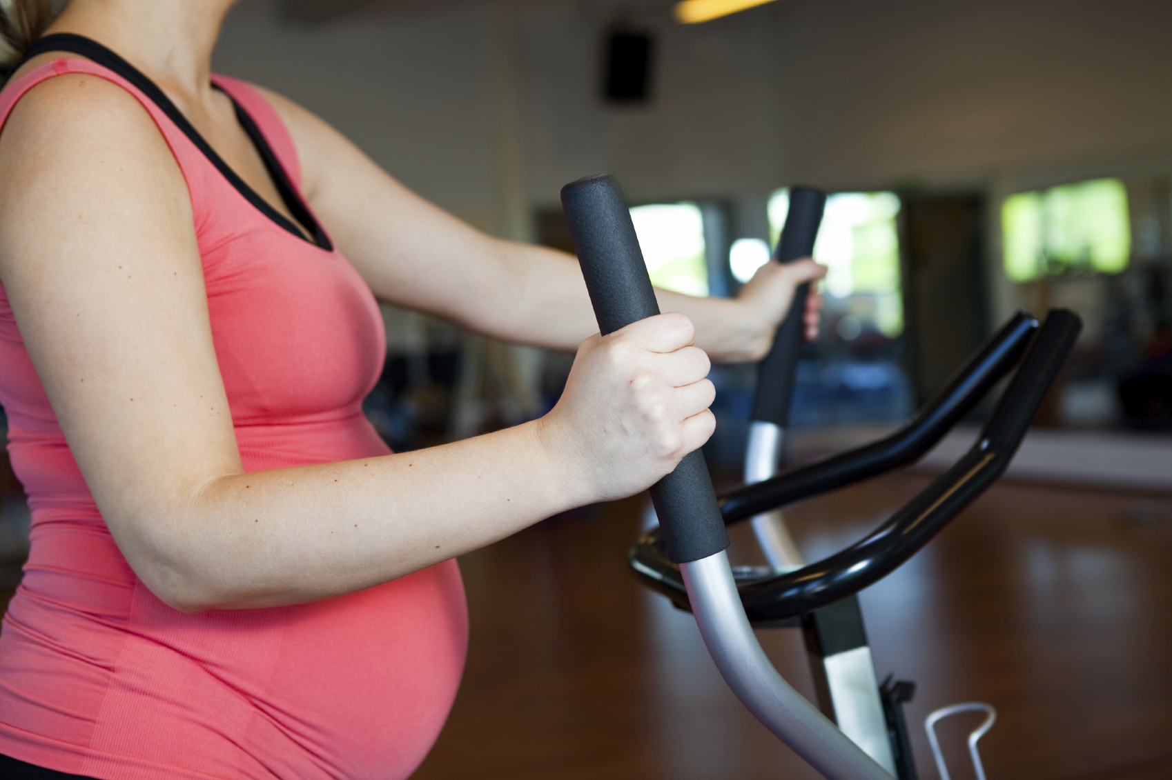 Bilde av en gravid som er på trening