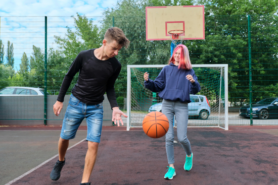 ungdom som spiller basket