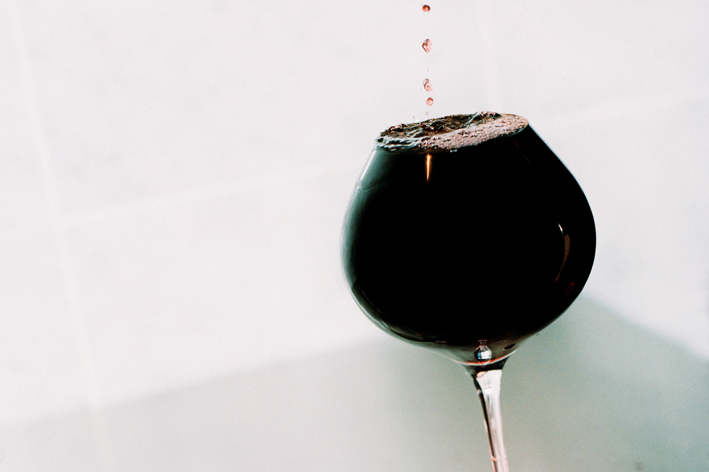 Et overfylt vinglass