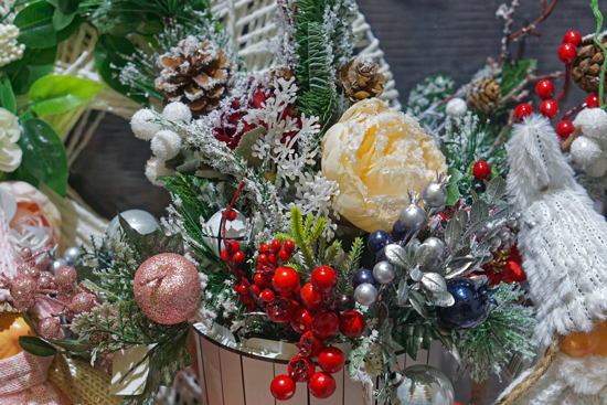 Juledekorasjon med røde bær, iblandet rosa, sølv og gullfarget dekor.