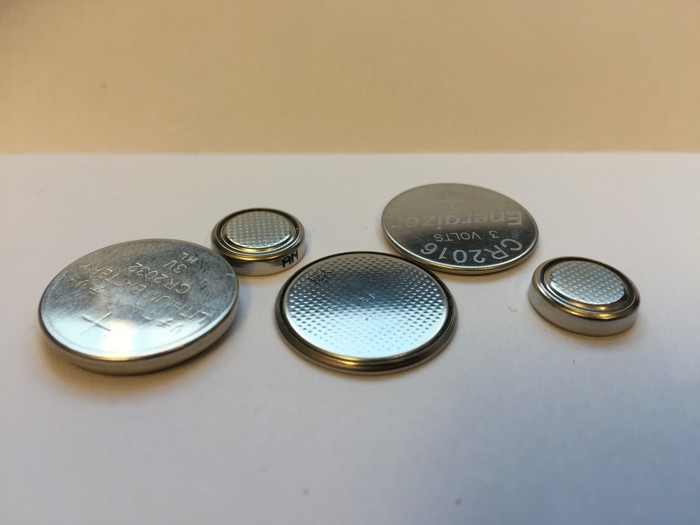 Bilde av knappcellebatterier av ulik størrelse