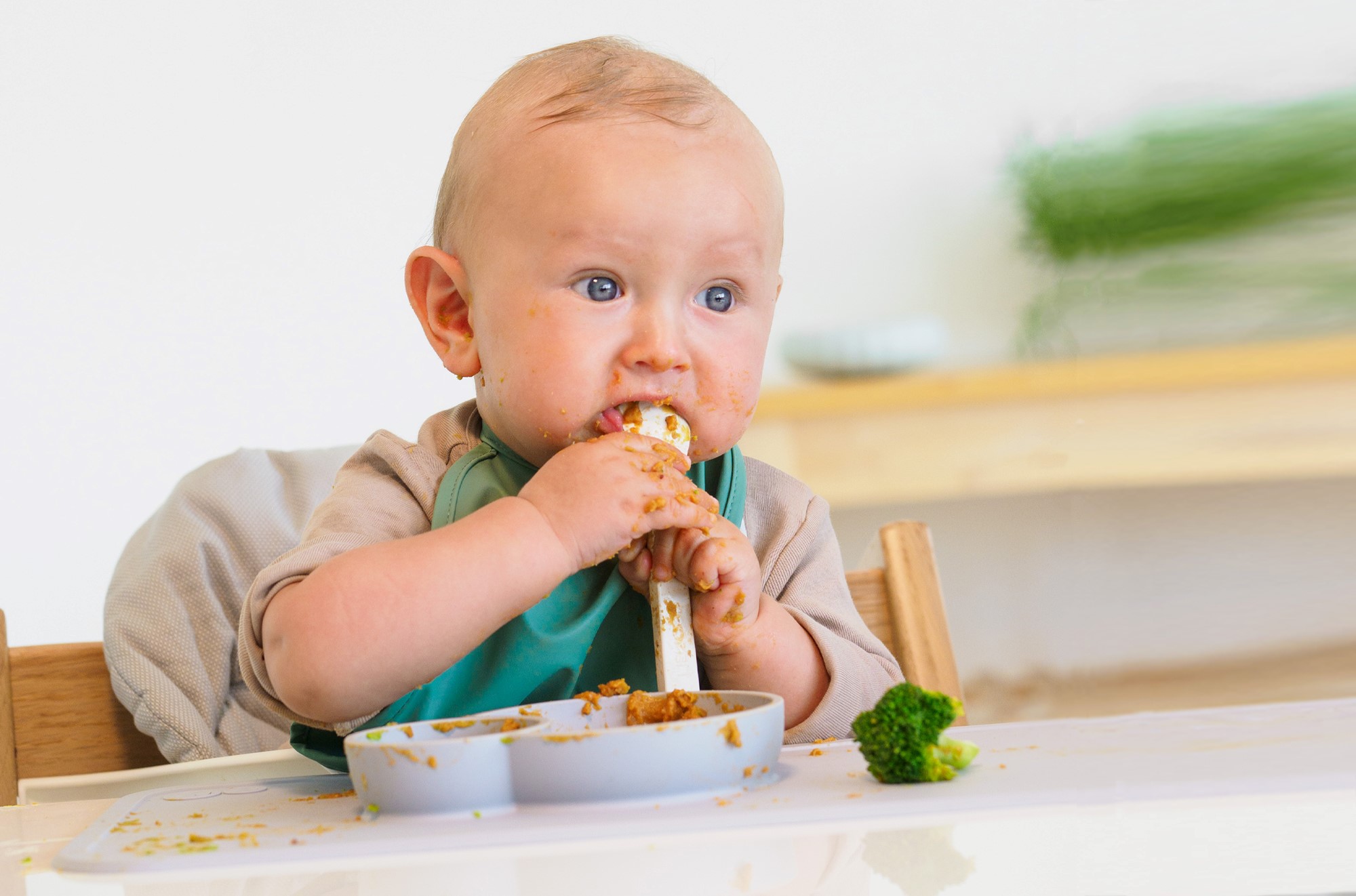 Barn som spiser fast føde