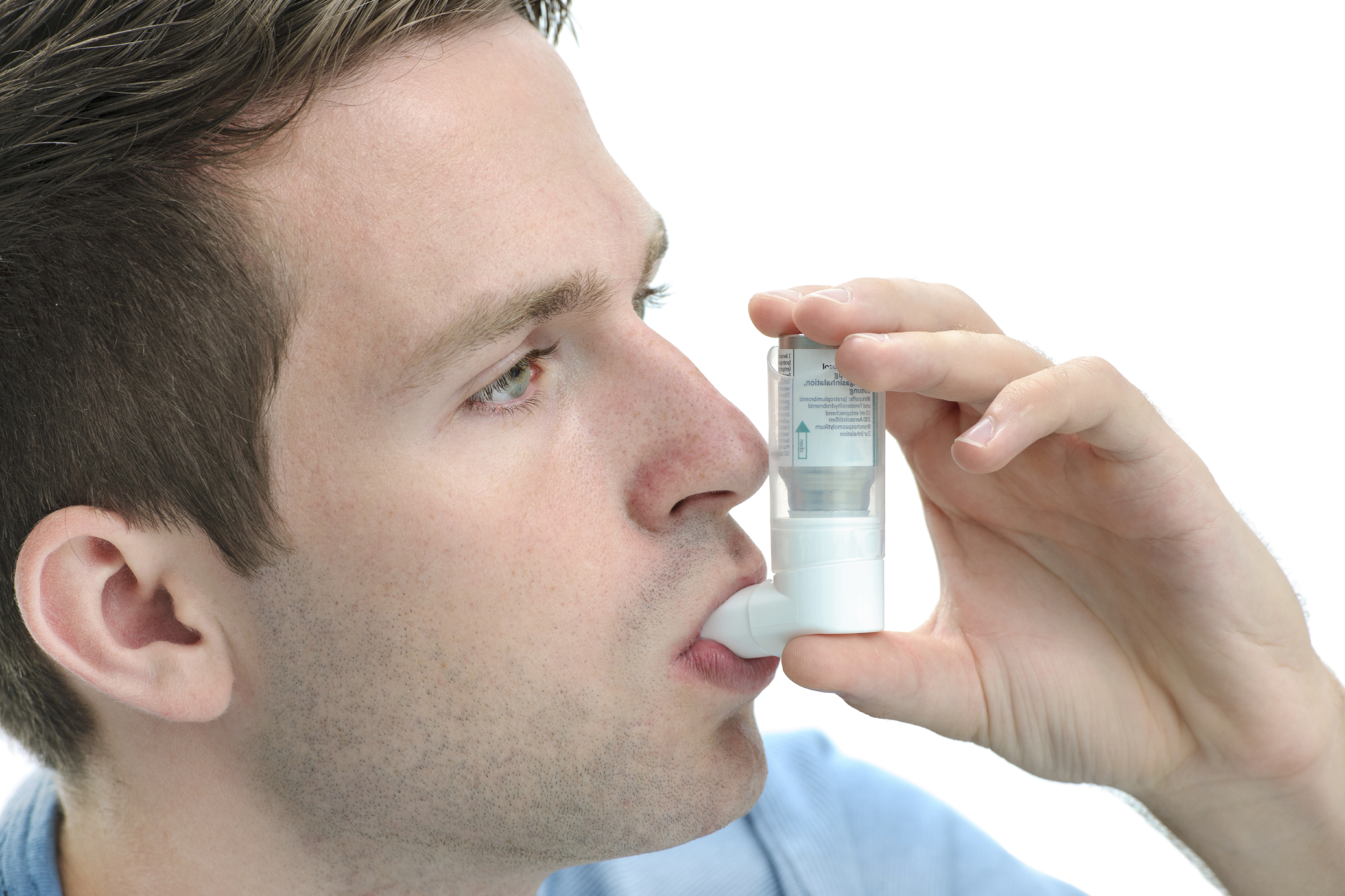 Mann med inhalator
