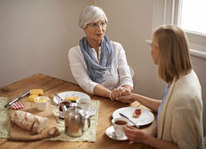 Hvis man lurer på om et familiemedlem eller en venn har fått demens, er det lurt å ta en samtale for å prøve å finne ut av det.