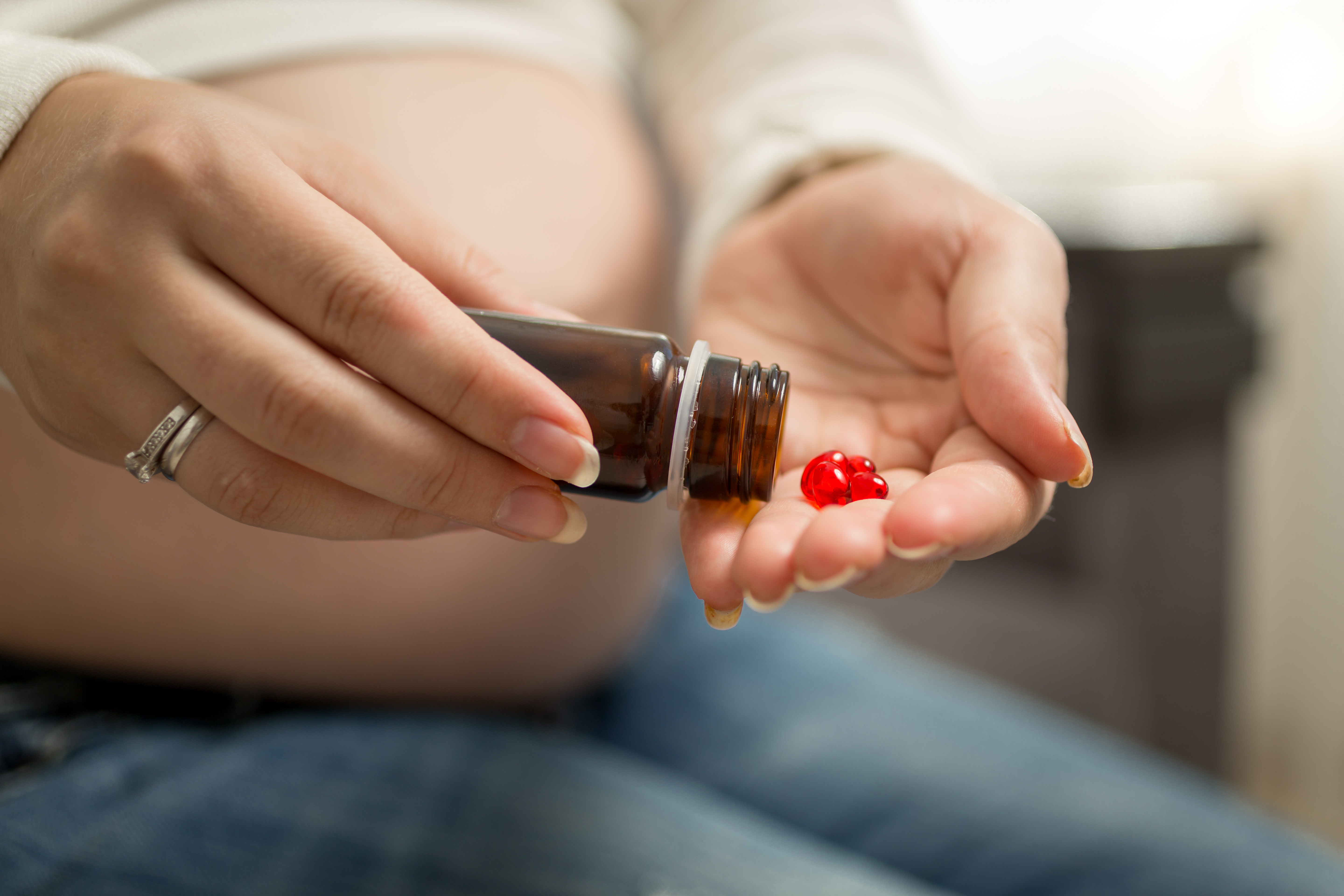 Gravid kvinne som tar et medikament