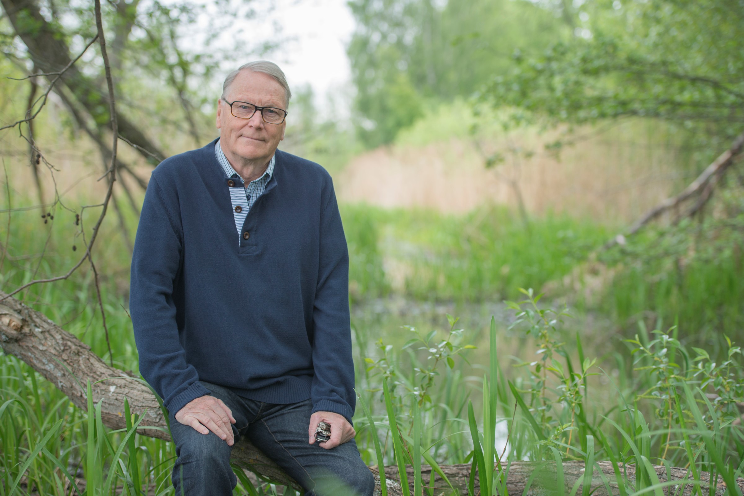 Eldre mann ute i naturen