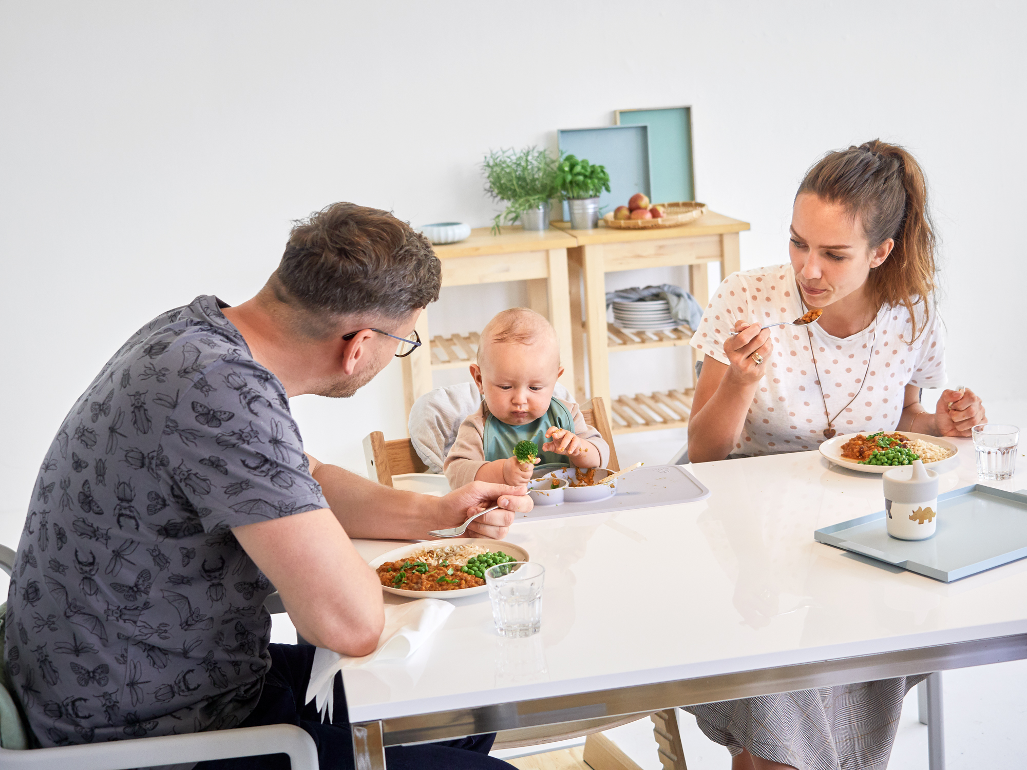 Familie spiser vegetarmat sammen