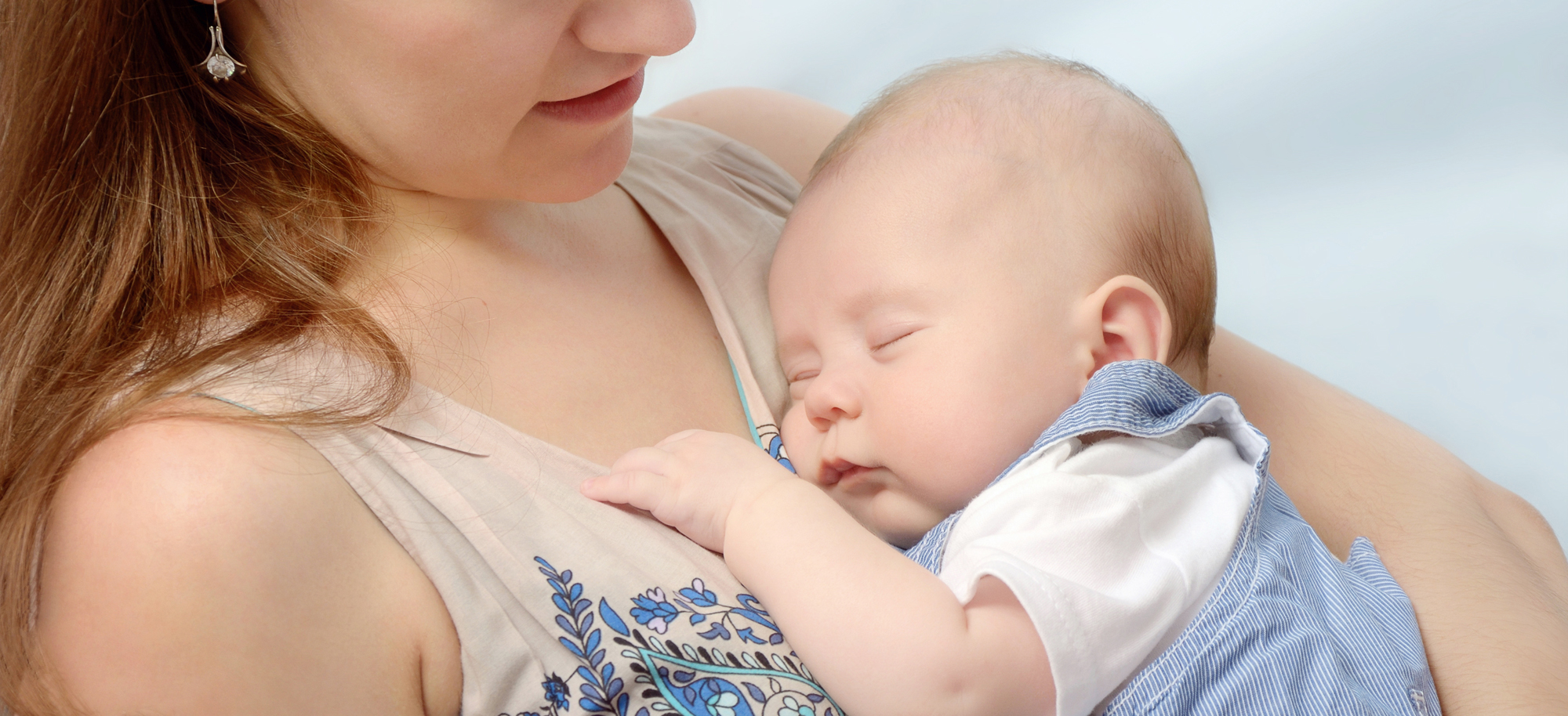 baby på mors bryst